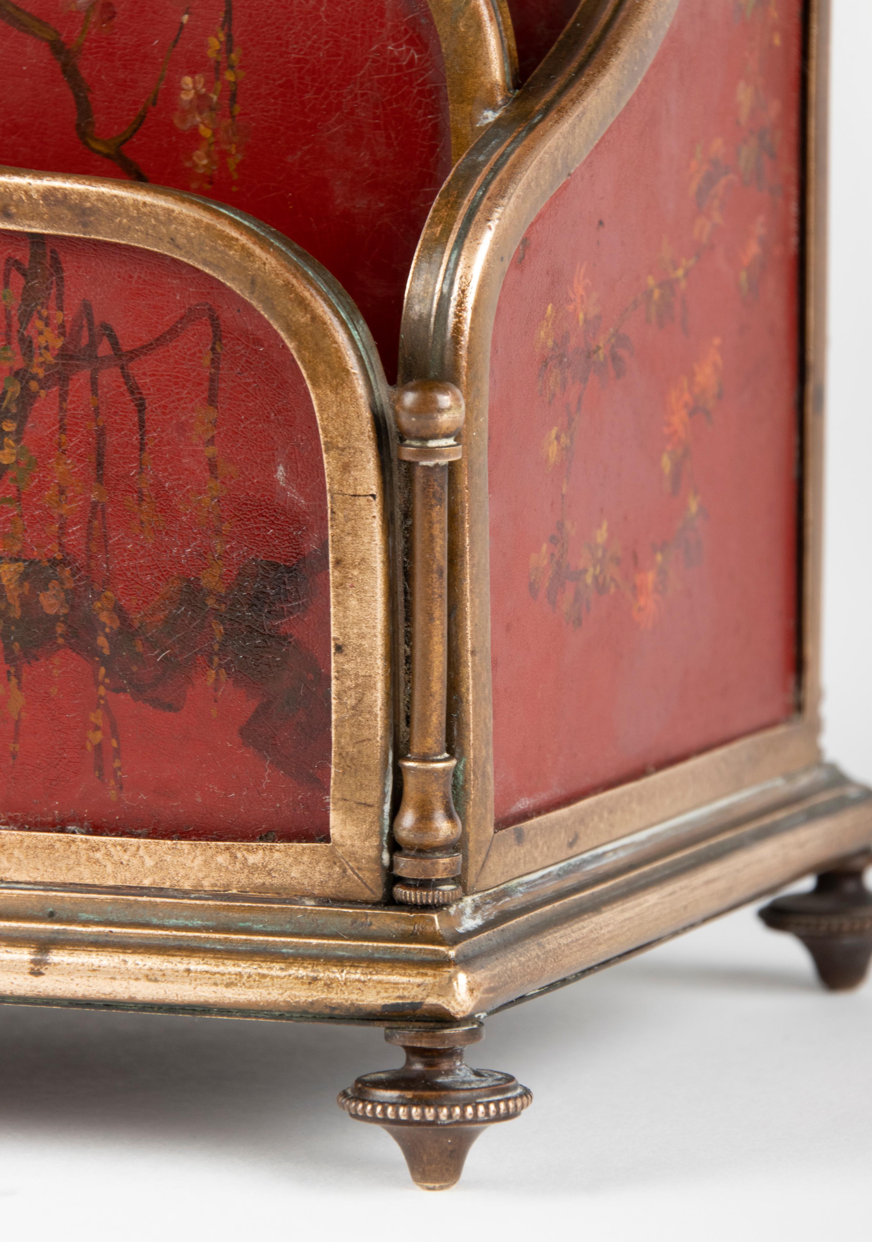 Porte-lettres Napoléon III du XIXe siècle avec panneaux laqués et montures en bronze en vente 10