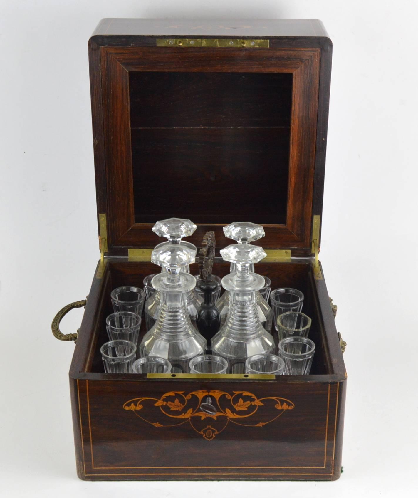 Français Carafes et verres en cristal de la cave Napoléon III à marqueterie de liqueur du 19e siècle