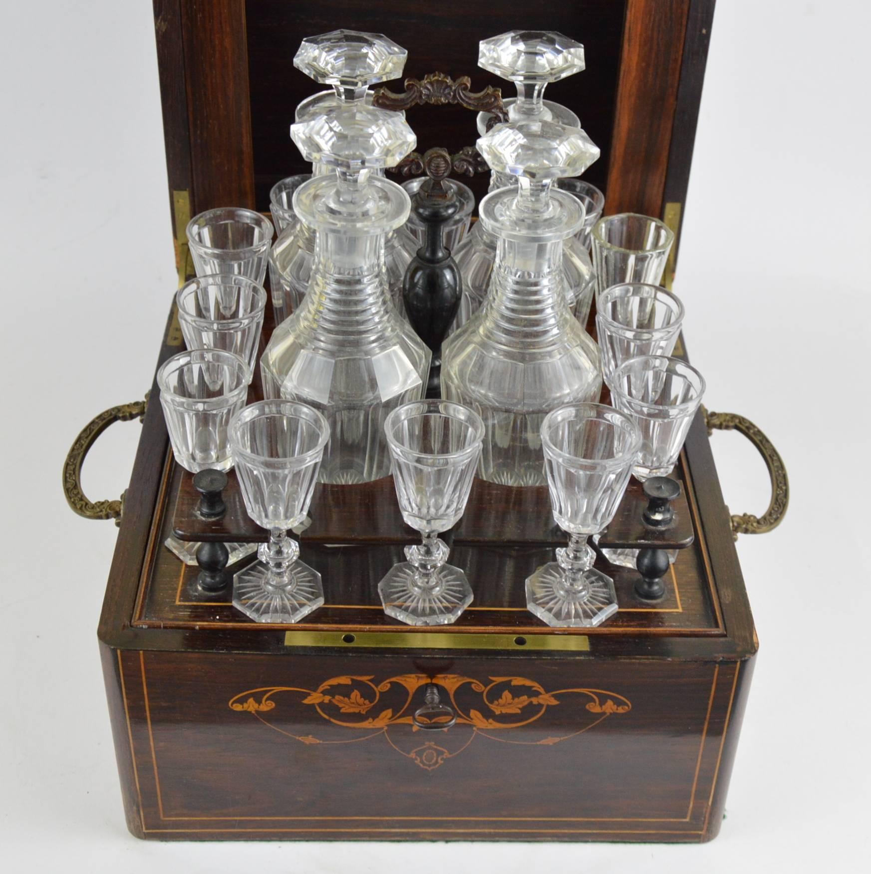 Cave en marqueterie de liqueur Napoléon III du 19ème siècle avec quatre carafes en cristal et 12 verres.
L'intérieur est équipé d'un panier amovible.
Dimensions : 30 x 30 x 26 cm : 30 x 30 x 26 cm.
Complet, mais un verre n'est pas d'origine. Le