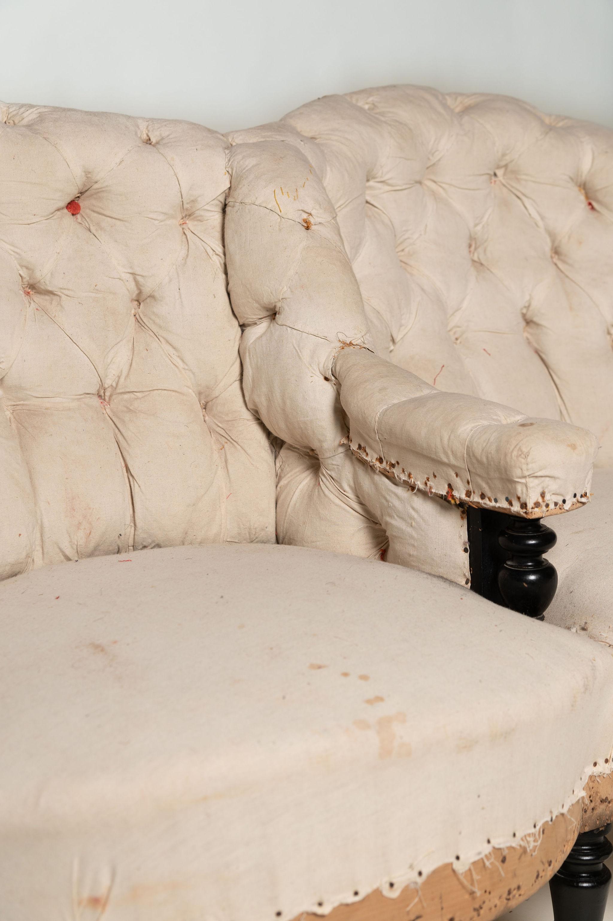 In 20 years of selling Napoleon chairs I have never found this model !
Rare antique French Napoleon III loveseat. It would be lovely at the end of a bed, in a bedroom, a hallway for putting your shoes on, perfect size for any space. Seat depth 20