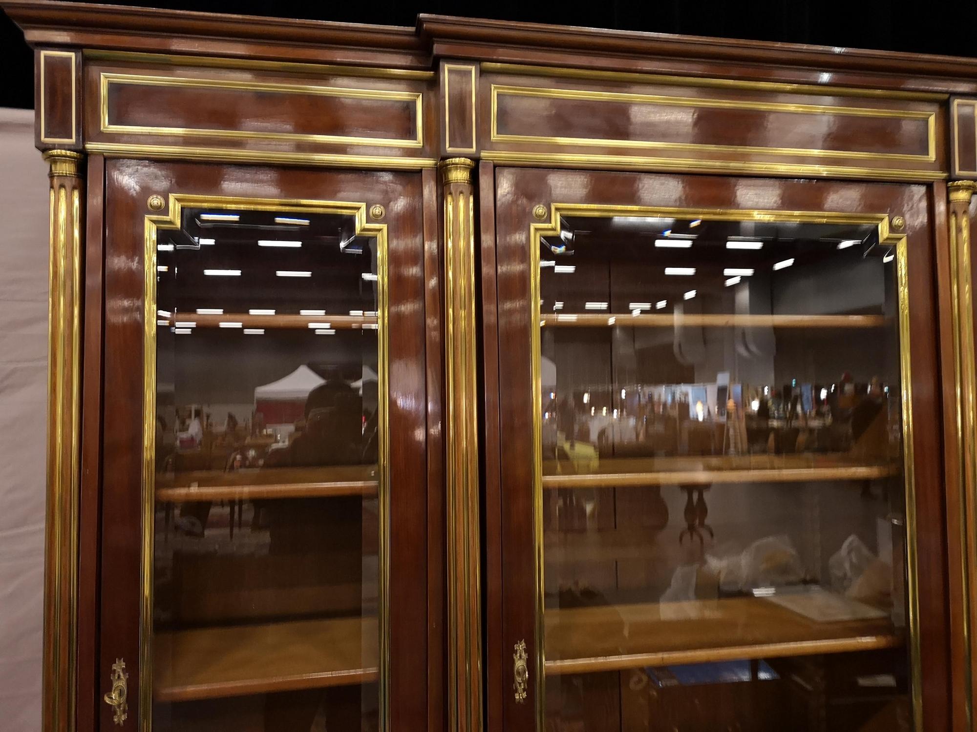 A mahogany bookcase, Circa XIX, from the Napoleon III period, Louis XVI style.
The three doors are bevelled glass and molded in brass, with their key.
The library is jutting out, the middle body is advanced.
The doors open onto significant