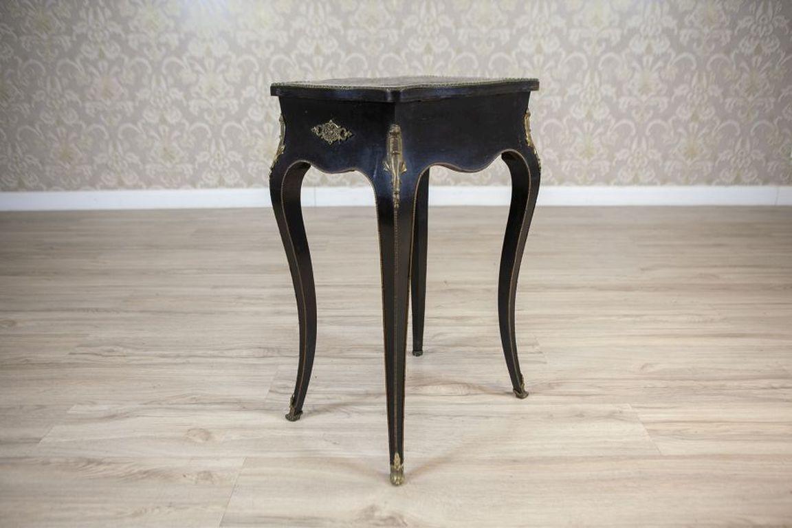 Beistelltisch aus Mahagoni im Napoleon III.-Stil aus dem 19. Jahrhundert

Ein kleiner Beistell-/Nähtisch auf geschwungenen Beinen mit einer erhöhten, gewellten Platte und einem herausnehmbaren Einsatz mit Fächern. Außen schwarz lackiert, mit