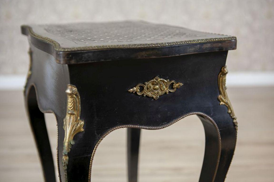 Mahogany Side / Sewing Table in Napoleon III Style From the 19th Century For Sale 4