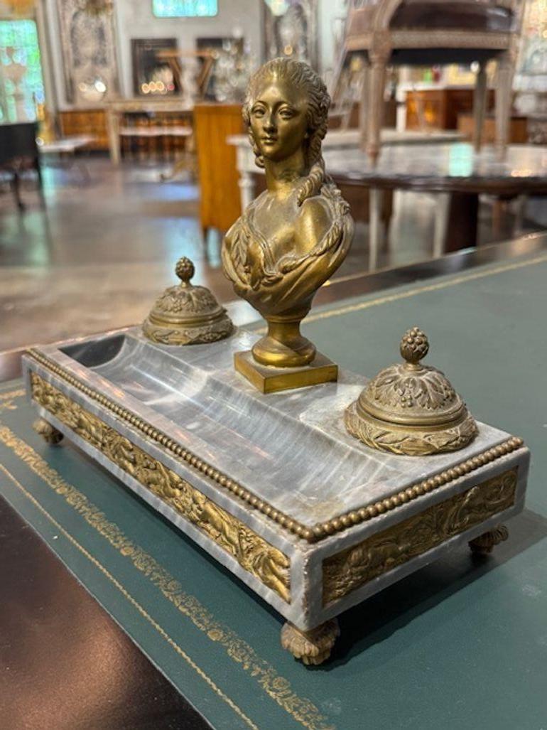 Il calamaio in marmo e bronzo Napoleone III del XIX secolo è un lussuoso oggetto da collezione che emana eleganza e raffinatezza. Realizzato con materiali in marmo e bronzo, questo calamaio sfoggia un design dell'epoca di Napoleone III, aggiungendo