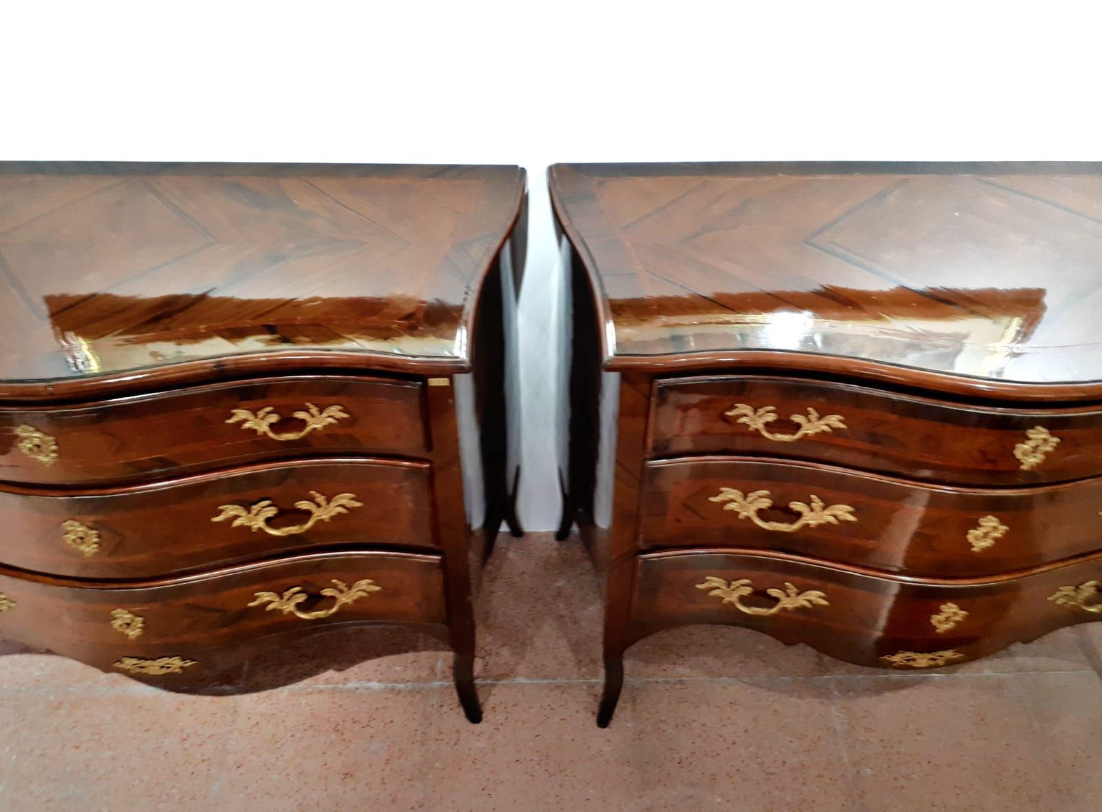 Pair of Italian dresser commodes totally restored, Napoleon III second half of the 19th century. Walnut, bronze details, inlaid, three drawers, with four working keys. Very rare. 

Two beautiful Italian quality chests of drawers, made of walnut wood