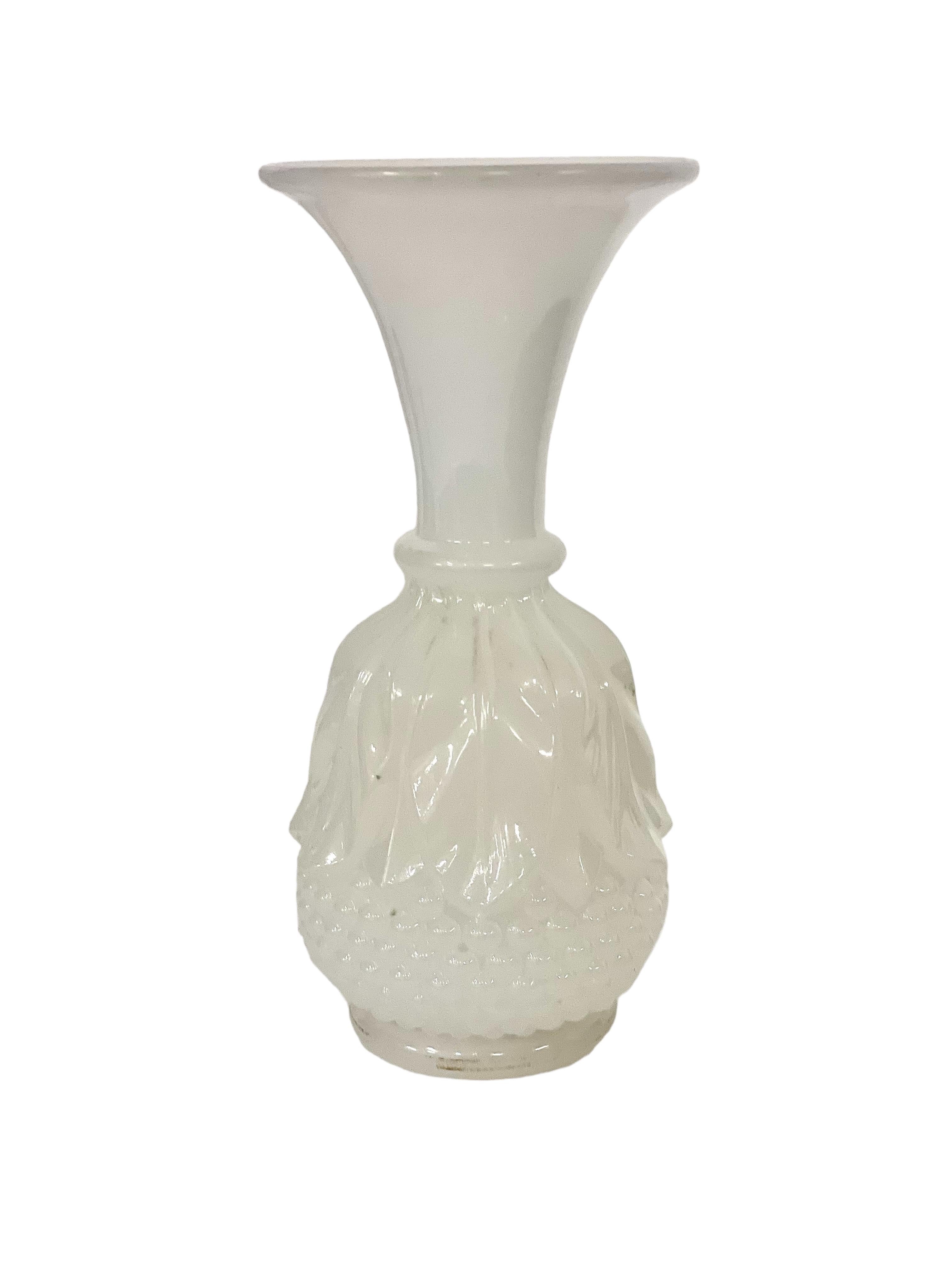 19th Century Napoleon III Pair of White Opaline Vases In Good Condition For Sale In LA CIOTAT, FR
