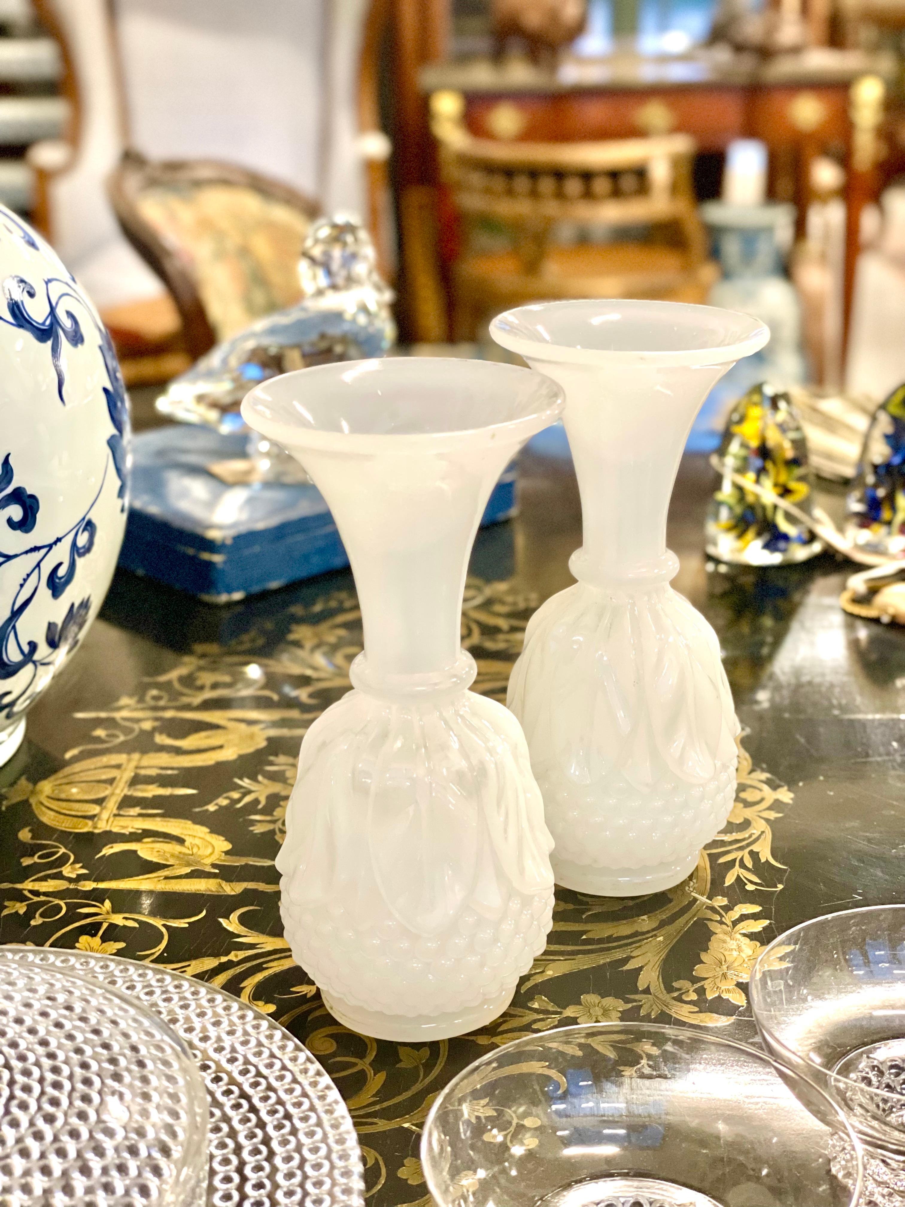 19th Century Napoleon III Pair of White Opaline Vases For Sale 2