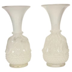 Paire de vases en opaline blanche Napoléon III du XIXe siècle