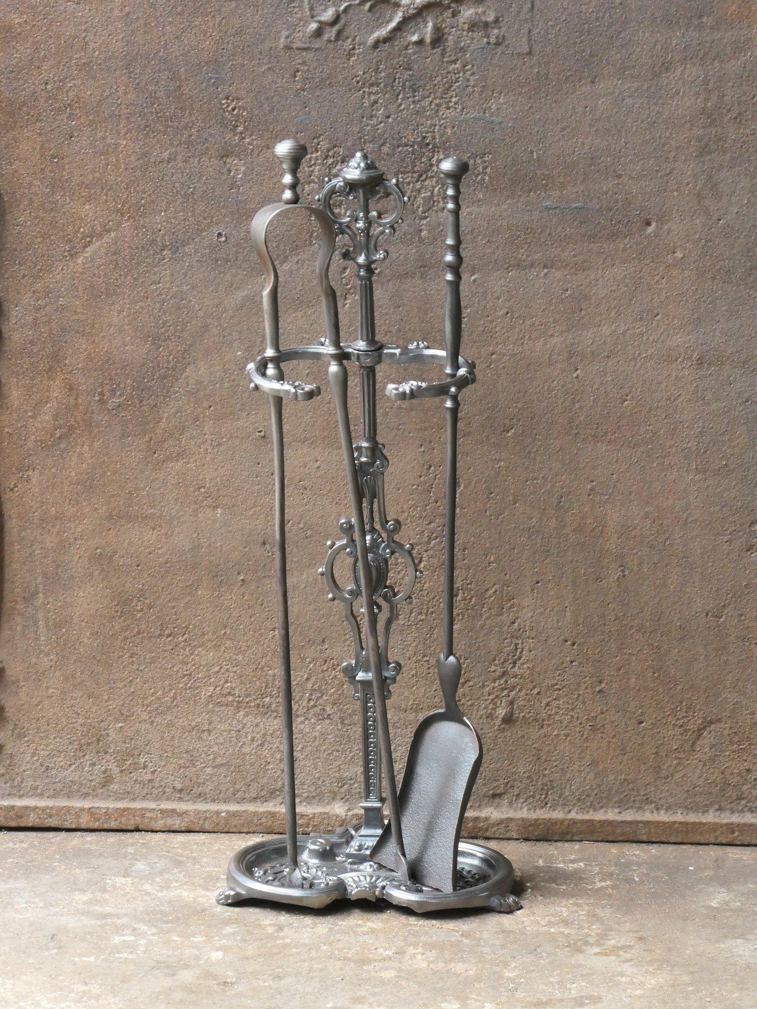 Set di attrezzi per caminetto francese del XIX secolo, periodo Napoleone III. Il set di attrezzi è composto da pinze, pala e cavalletto. Realizzato in ghisa e ferro battuto. È in buone condizioni e perfettamente funzionante.