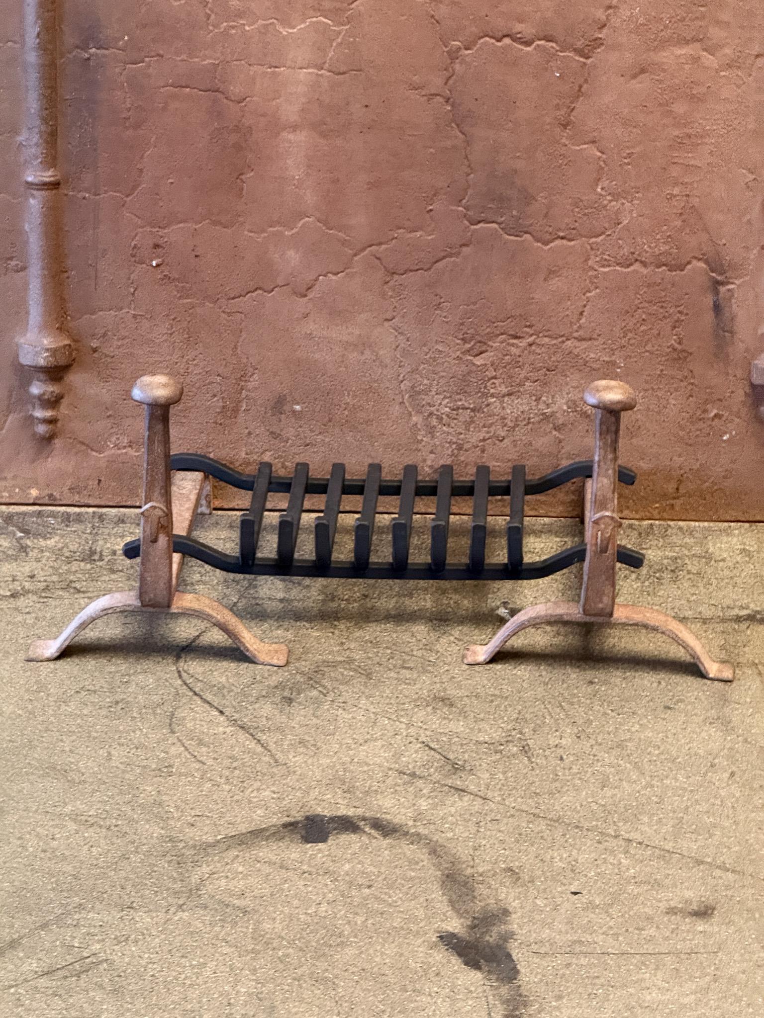 Panier de cheminée d'époque Napoléon III du XIXe siècle - brasero en fer forgé et grille en acier récemment forgé. La largeur totale de l'avant est de 27,8 pouces (70,5 cm).

Le panier est en bon état et est entièrement fonctionnel.