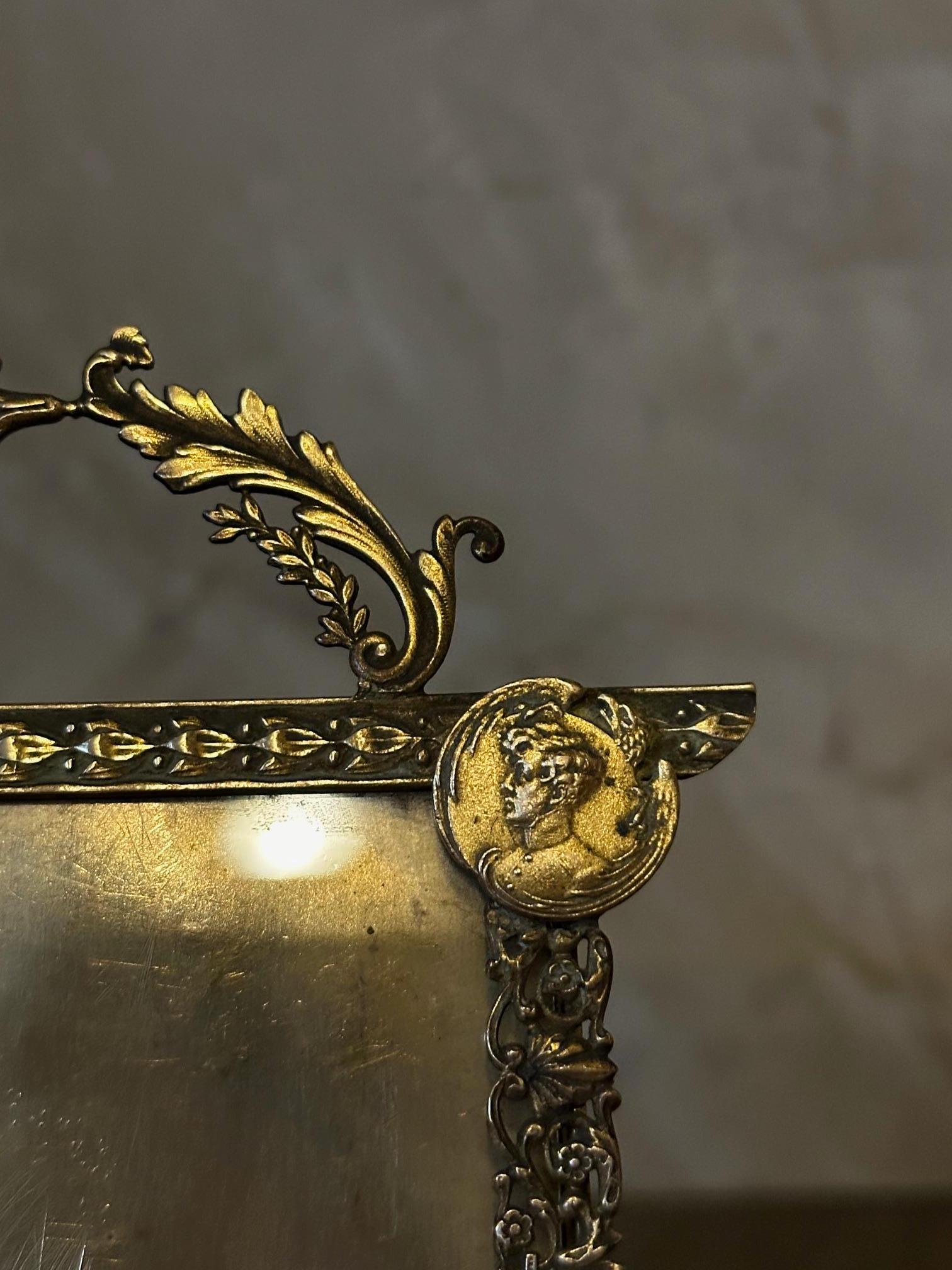 Cadre en laiton doré d'époque Napoléon III, 19e siècle en vente 8
