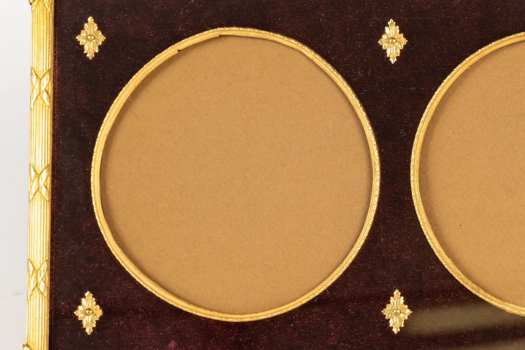 19th-century Napoleon III period gilt brass and burgundy fabric photo frame for 3 photos.

19th-century Napoleon III period gilt brass and burgundy fabric photo frame for 3 photos.
H: 20.5cm, W: 41cm, D: 1.5cm