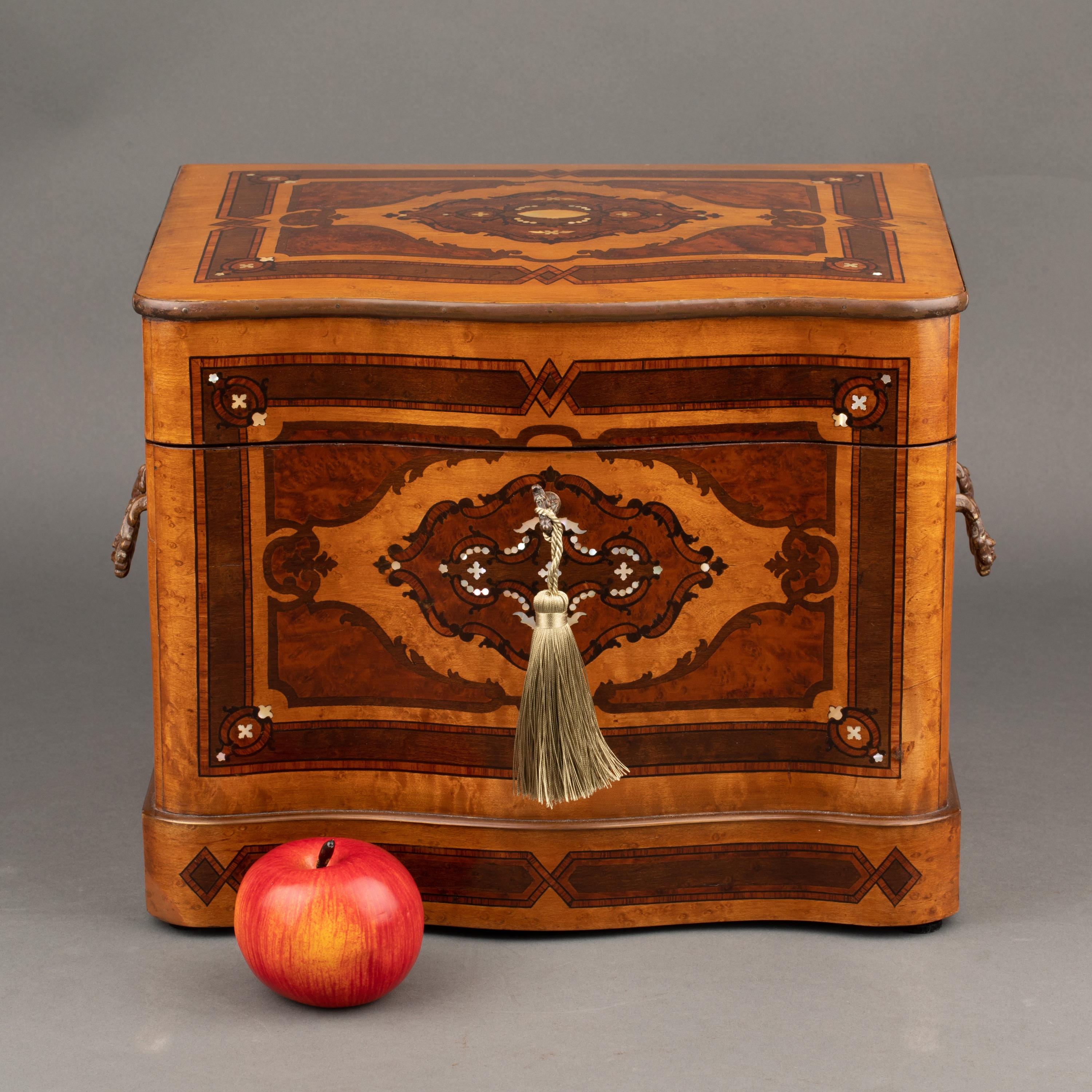 Eine feine Napoleon III Perlmutt Intarsien und Intarsien Getränke Box

Rechteckige, geschwungene Form, furniert vor allem mit Eibenwurzelholz, Tulipwood-Querbändern, Thuya-Holz, Ebenholz- und Perlmutteinlagen, der aufklappbare Deckel mit Spiegel auf