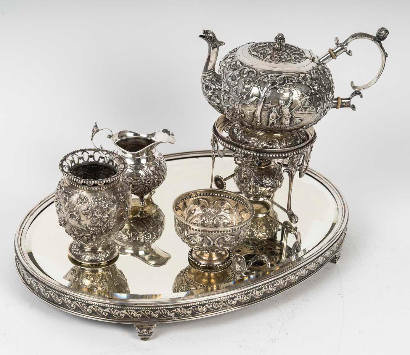 Service à thé en argent massif d'époque Napoléon III, 19e siècle.

Service à thé en argent massif d'époque Napoléon III, datant du XIXe siècle.
Samovar : H : 19cm, L : 18cm, P : 12cm
Pot à lait : H : 7cm, L : 8cm, P : 6cm
Sucrier : H : 5cm, D :