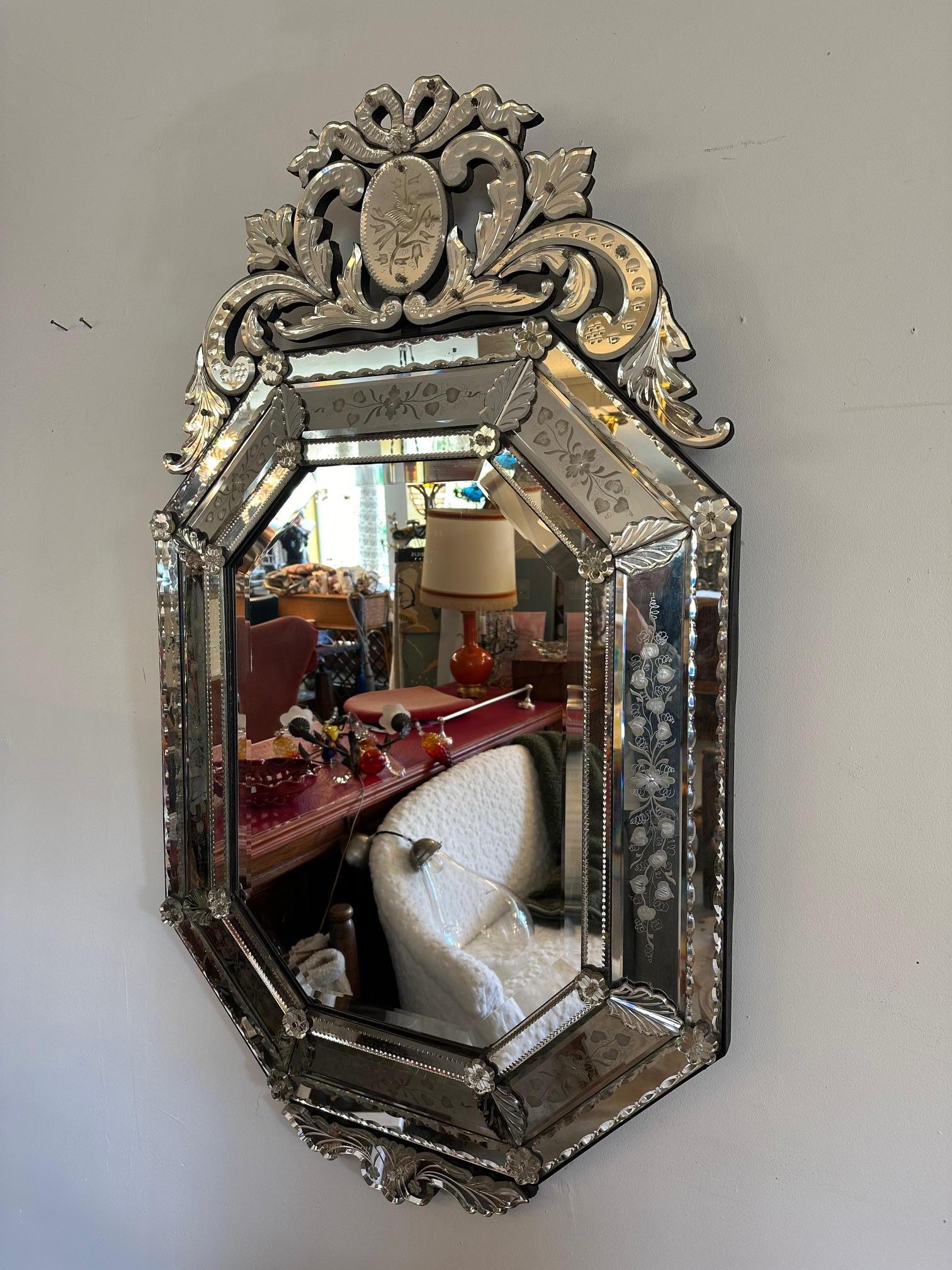 19. Jahrhundert Prächtiger achteckiger venezianischer Spiegel aus der Zeit Napoleons III. (1870er Jahre), eine echte Antiquität!
In bemerkenswertem Zustand für sein Alter. Nur die Hälfte eines Glasblatts ist zerbrochen (Möglichkeit des Austauschs).