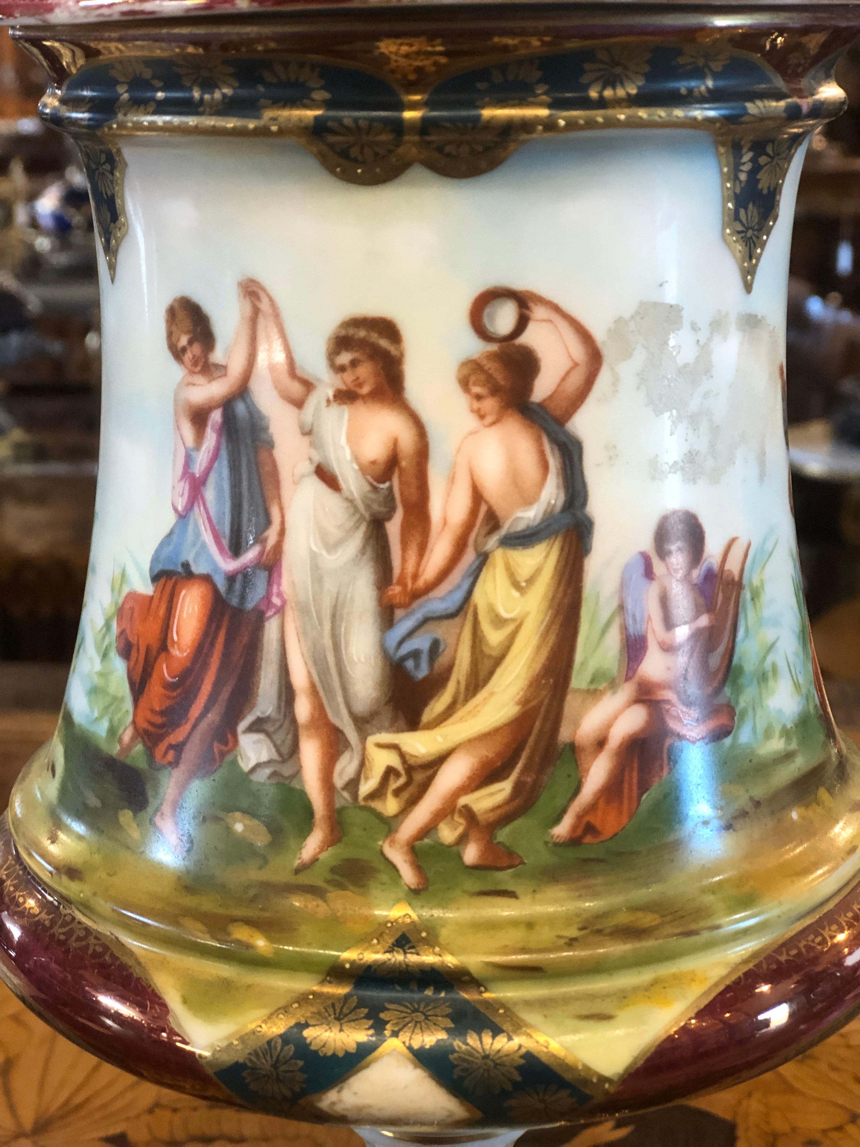 Milieu du XIXe siècle Vases en porcelaine Napoléon III du 19ème siècle, urne Royal Vienna peinte, années 1870