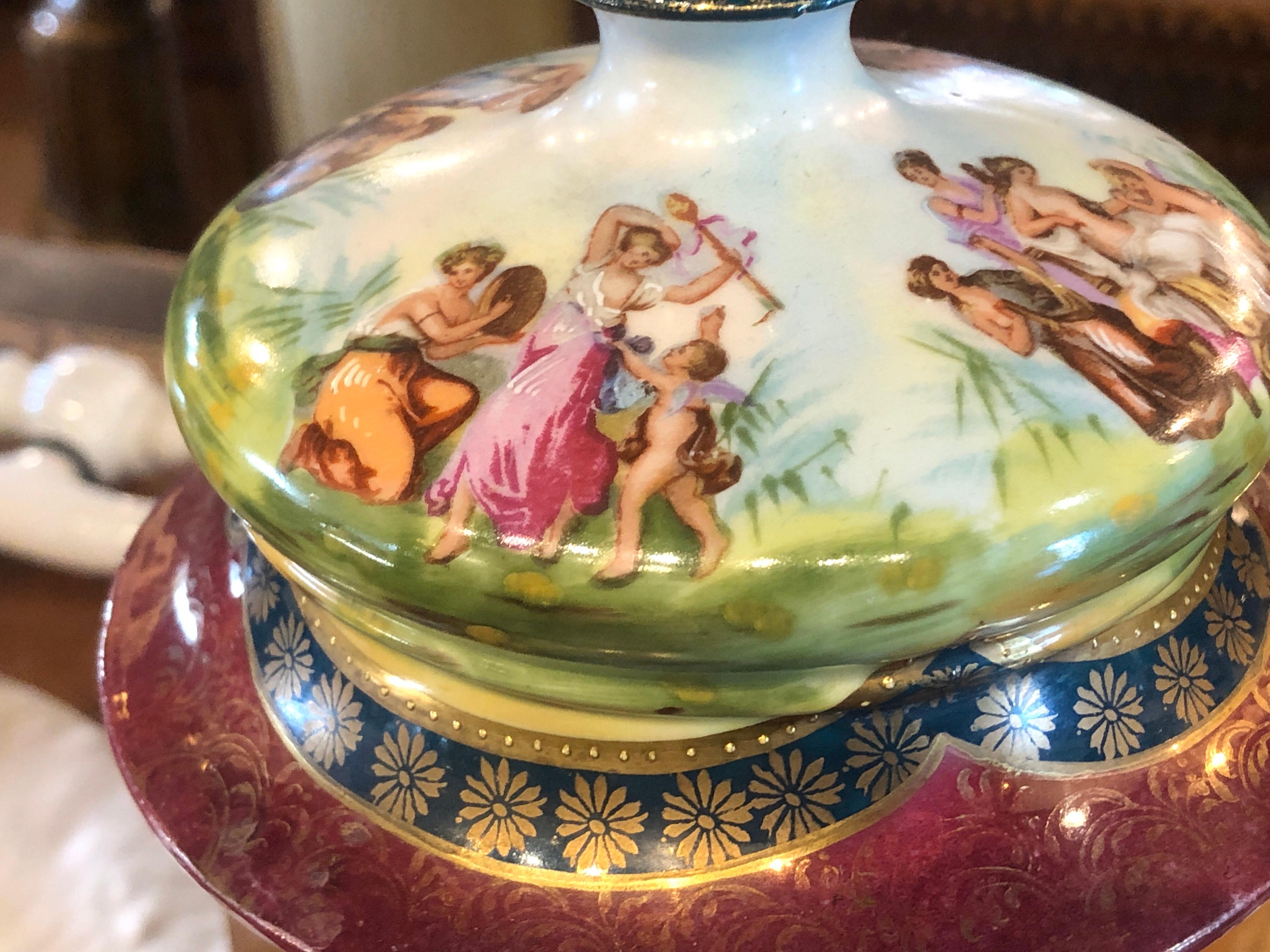 Vases en porcelaine Napoléon III du 19ème siècle, urne Royal Vienna peinte, années 1870 1