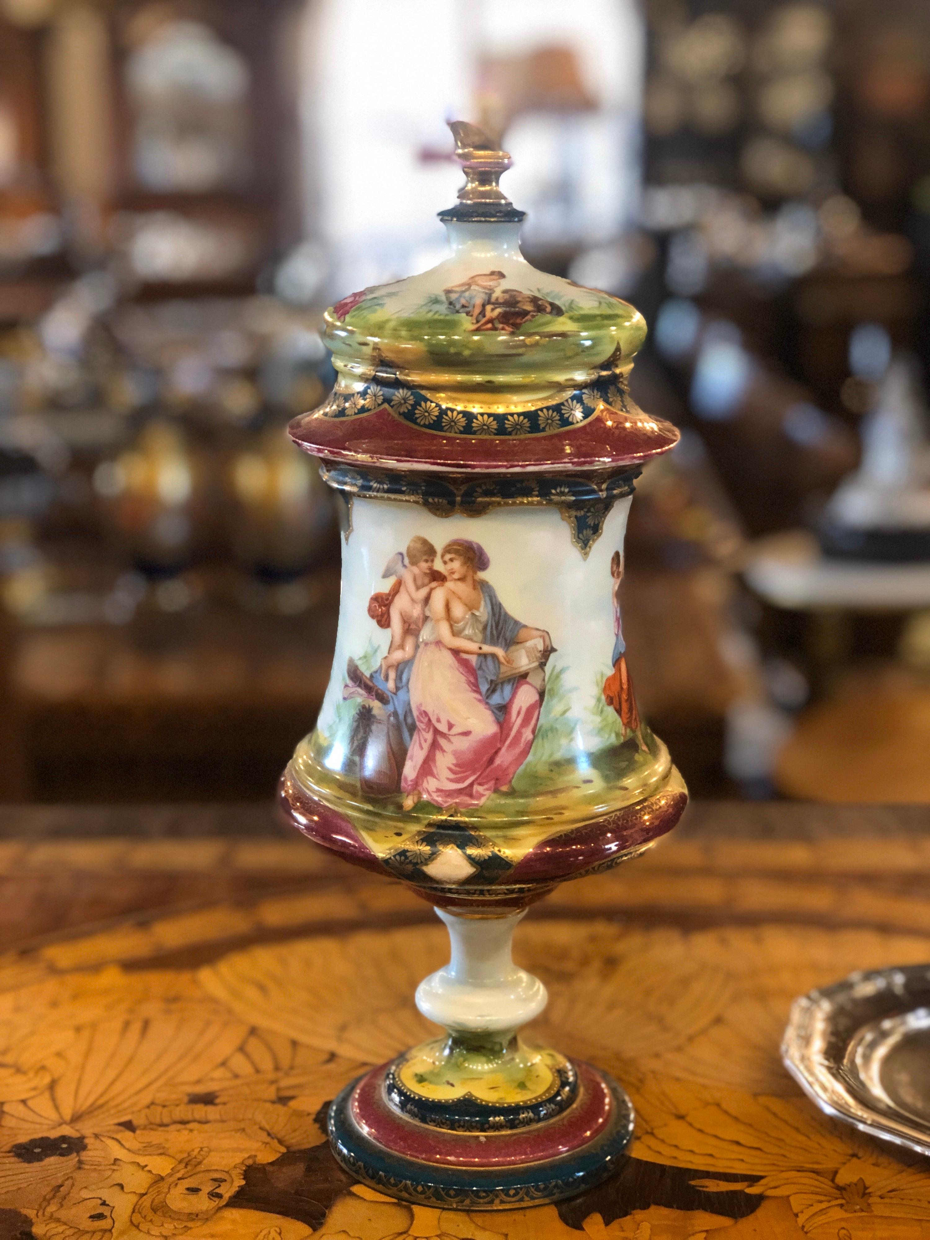 A real Vienna porcelain urn, with Classic figural scenes. Period 19th century in very good state of conservation, this is a beautiful example of fine Vienna royal porcelain.

Brand under the foot corresponding to the years 1860-1880.
