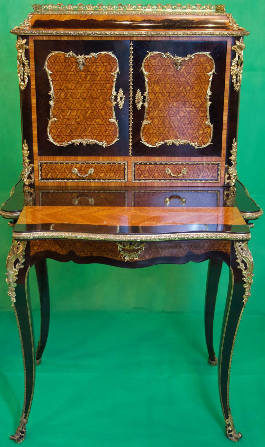 French Bonheur du Jour writing table, Napoleon III era (1847-1870) in rosewood and kingwood, refined mercury-gilt bronze applications on all edges of the cabinet, other applications embellishing the front and legs. We find a pull-out writing surface