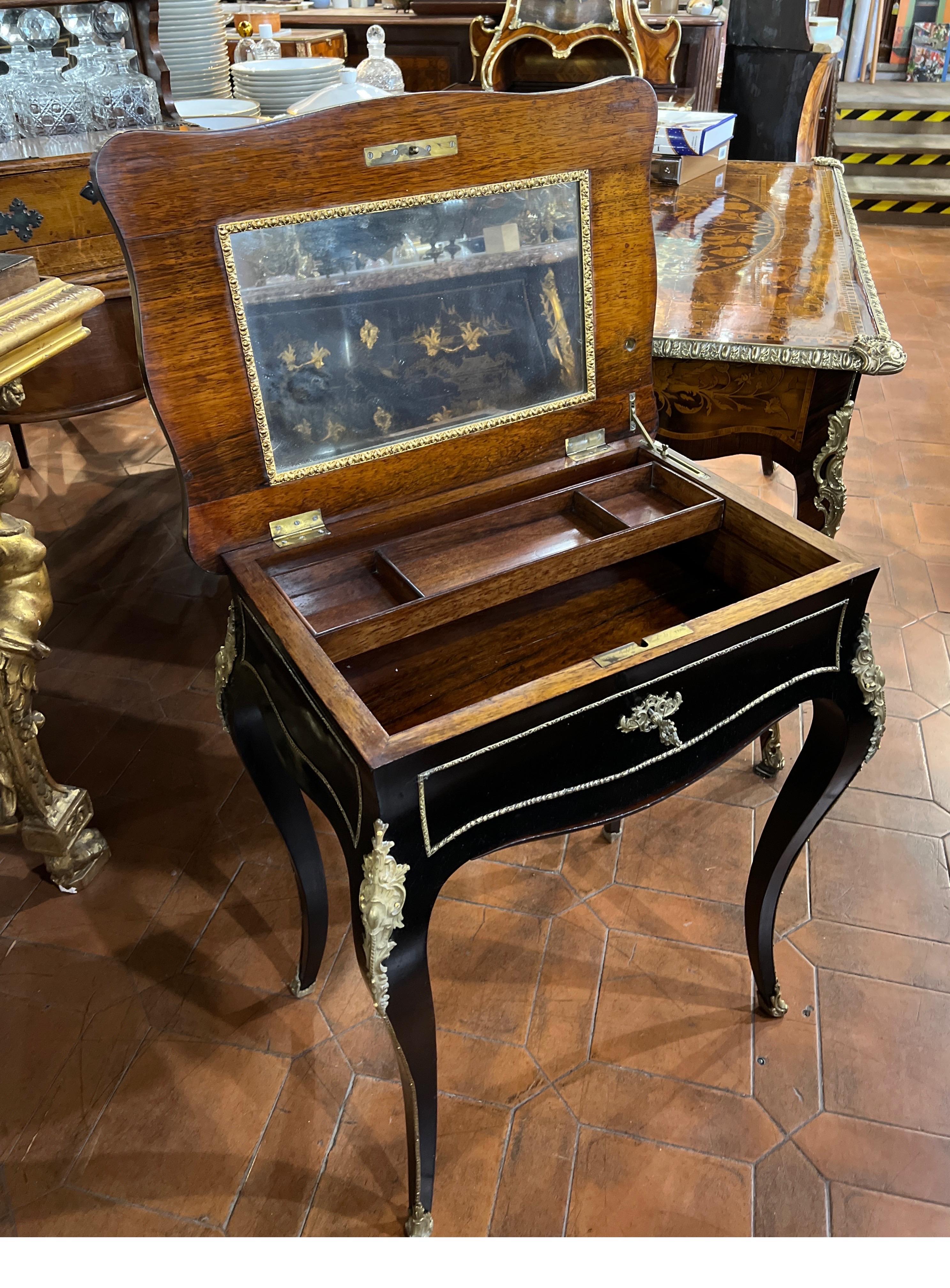 Ladies' dressing table, French provenance, Napoleon III era, ca. 1850-1860. The side table has classic black lacquer with gilt bronze ornaments, on the top a floral pattern inlay.
Signed on the lock Diehl Paris.