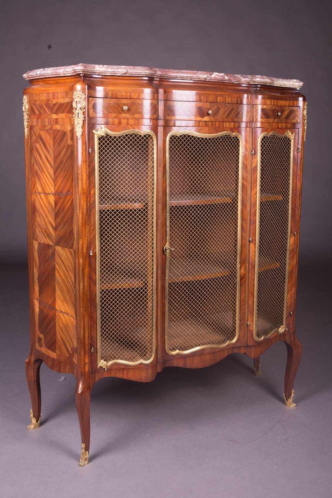 Royal and rosewood. Three-body, curved body on short curved legs. Reddish brown, white veined marble slab. Finely chased, fire-gilt bronze.

(O-221).