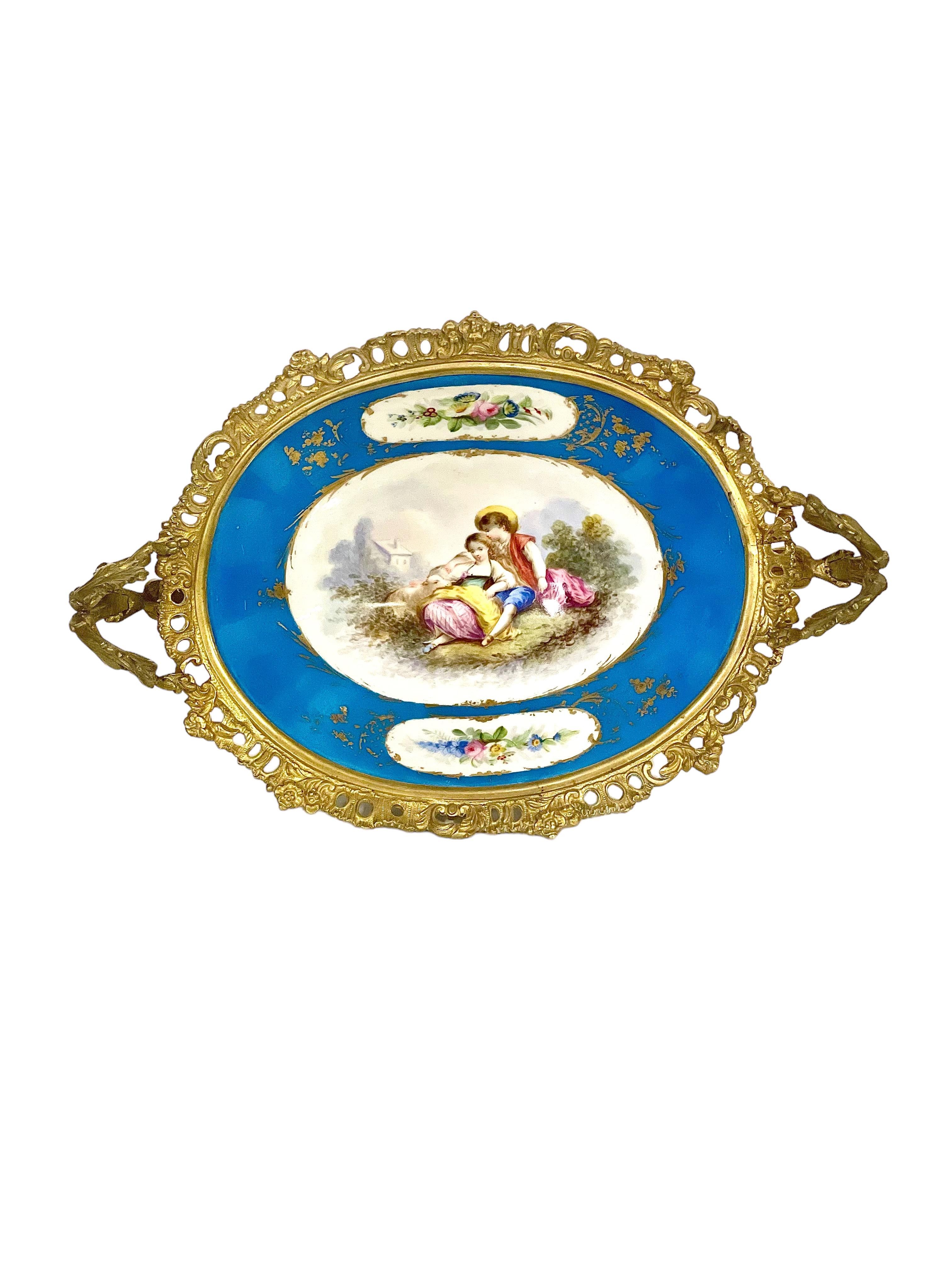 Ein exquisites Kompott oder Tafelaufsatz von Napoleon III. aus dem 19. Jahrhundert aus feinem Sèvres-Porzellan und vergoldeter Bronze. Das Innere dieser fabelhaften Schale wurde von Hand mit einer idyllischen, romantischen Szene bemalt, die von