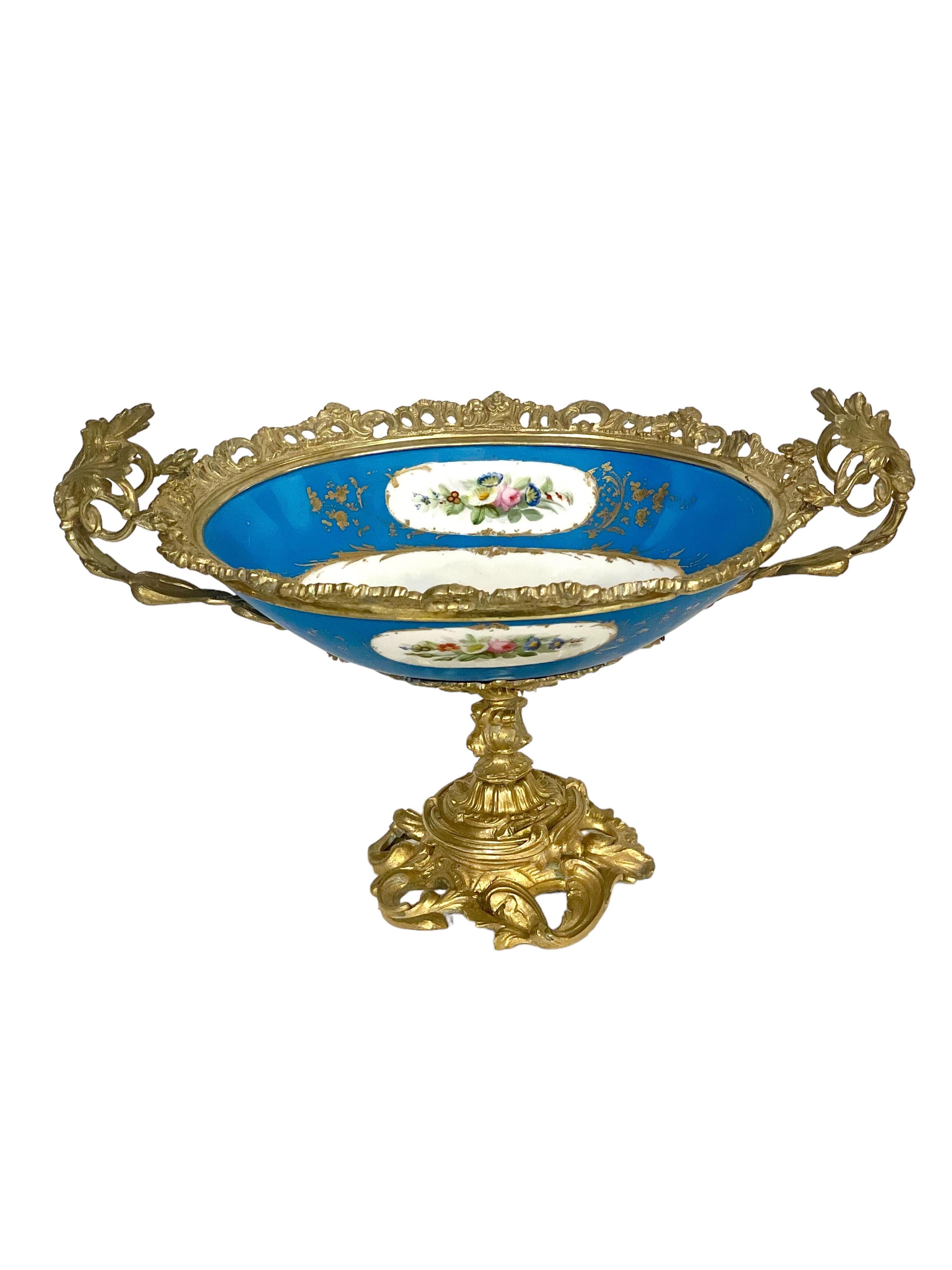 19th Century Napoleon III Sèvres Porcelain and Bronze Centerpiece For Sale 3
