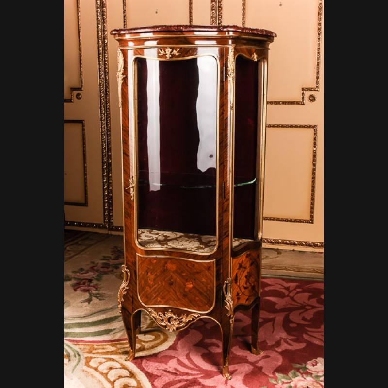 Vitrine in the style of Louis XV Napoleon III Paris, circa 1850-1880
Bois-Satiné veneer, all-round surface-covering mirror veneer on solid softwood. High-rectangular, one-door, cambered and three-sided glazed body on high slanted, angled feet.