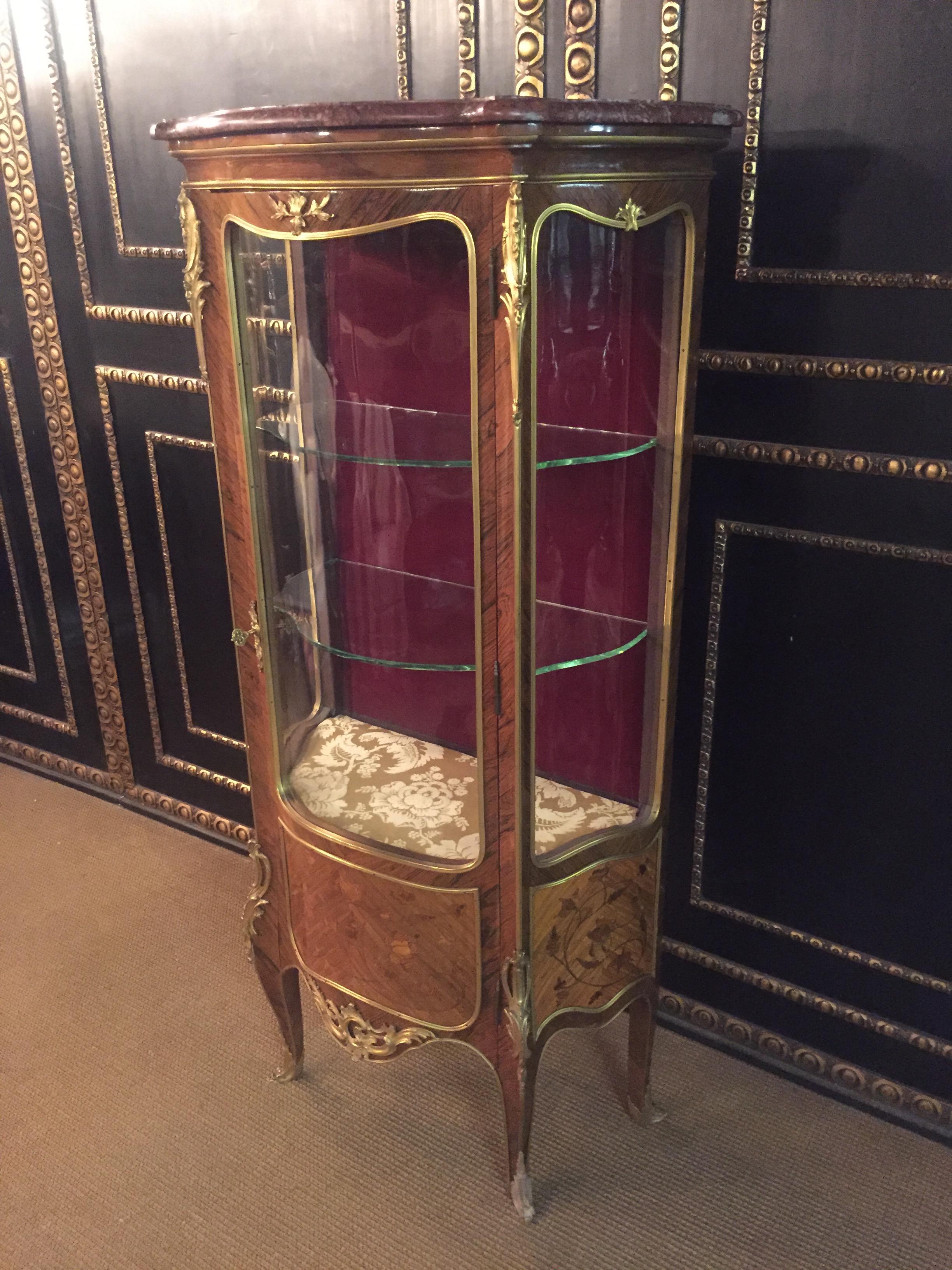 Vitrine im Stil Louis XV Napoleon III Paris, um 1850-1880 Bois-Satiné-Furnier, umlaufend flächendeckendes Spiegelfurnier auf massivem Weichholz. Hochrechteckiger, eintüriger, gewölbter und dreiseitig verglaster Korpus auf hohen, schrägen und