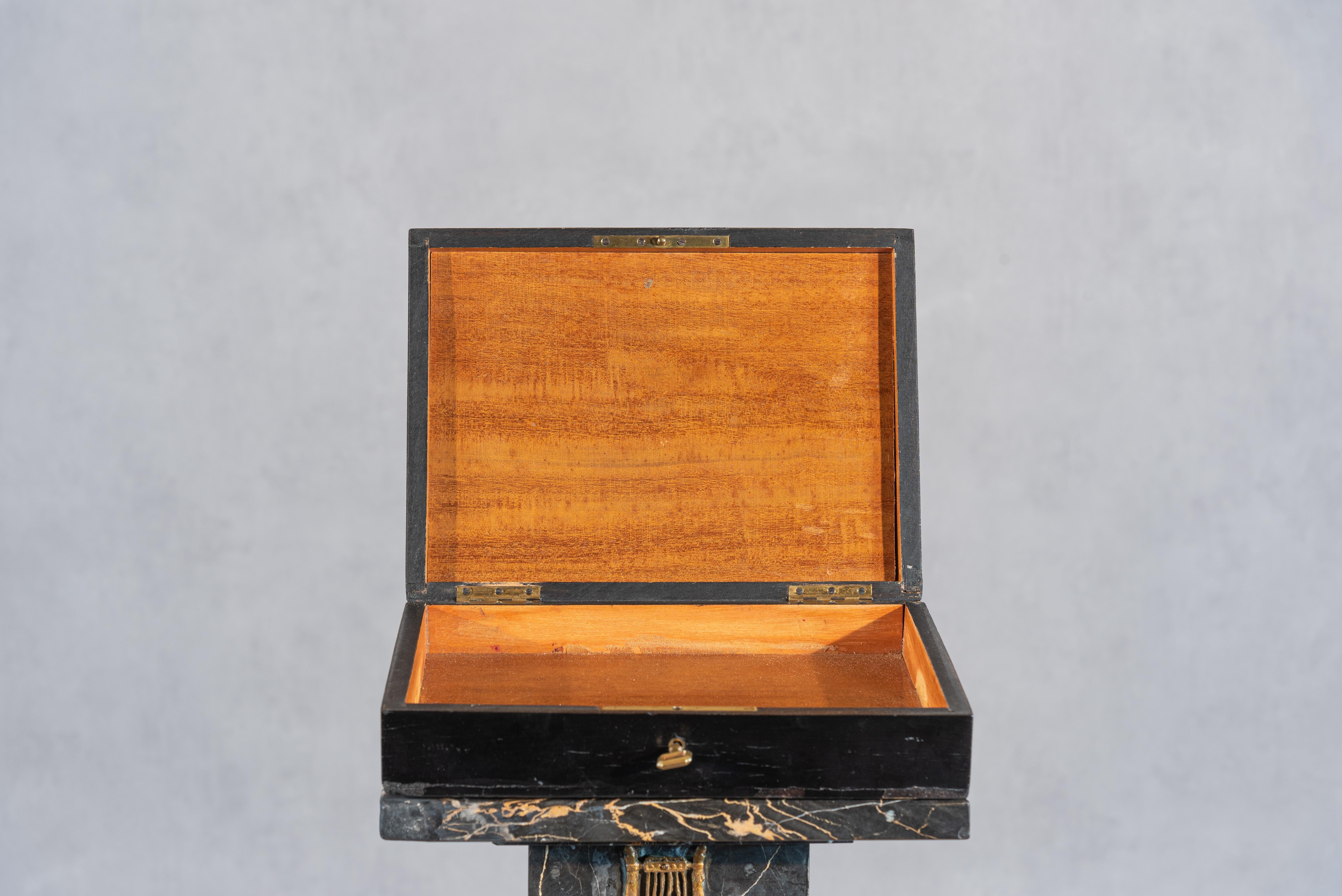 Ce coffret Napoléon III du XIXe siècle est un splendide exemple de l'artisanat et de l'élégance caractéristiques de l'époque de Napoléon III. Fabriquée en riche bois de noyer noir et ornée de détails complexes en laiton, cette boîte dégage un