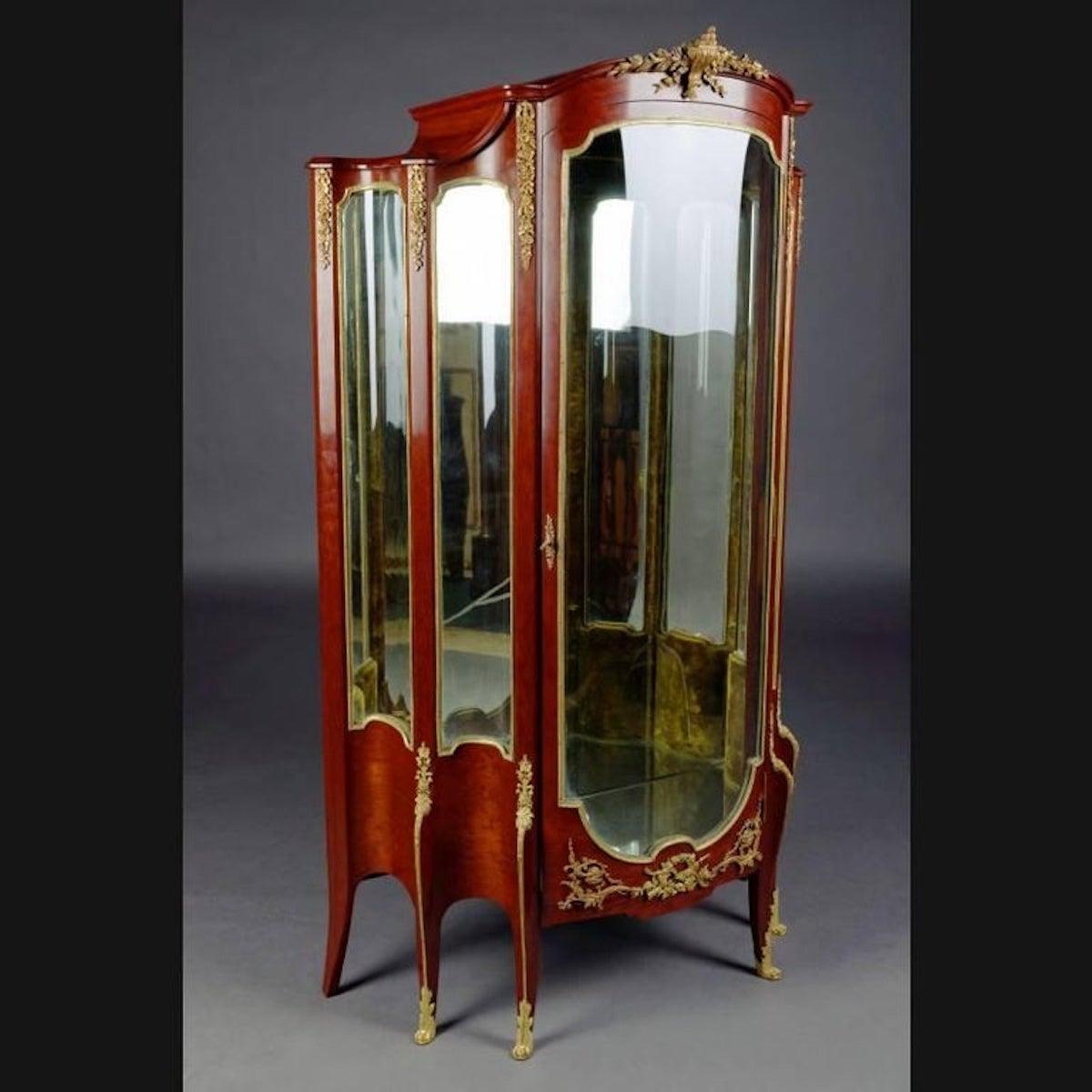 Maestosa vetrinetta francese Napoleone III in stile transizione Paris.

Ricco di accessori decorativi in bronzo estremamente finemente cesellati e dorati a fuoco.

Mogano su legno massiccio di conifera. Corpo smaltato ad angolo acuto, a un'anta,