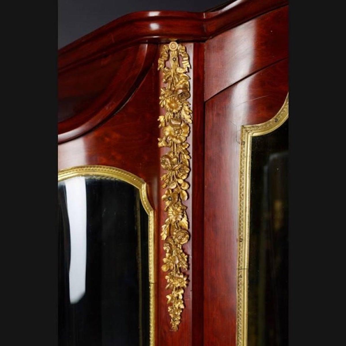 Vitrina in mogano stile Napoleone III del XIX secolo In condizioni buone in vendita a Berlin, DE