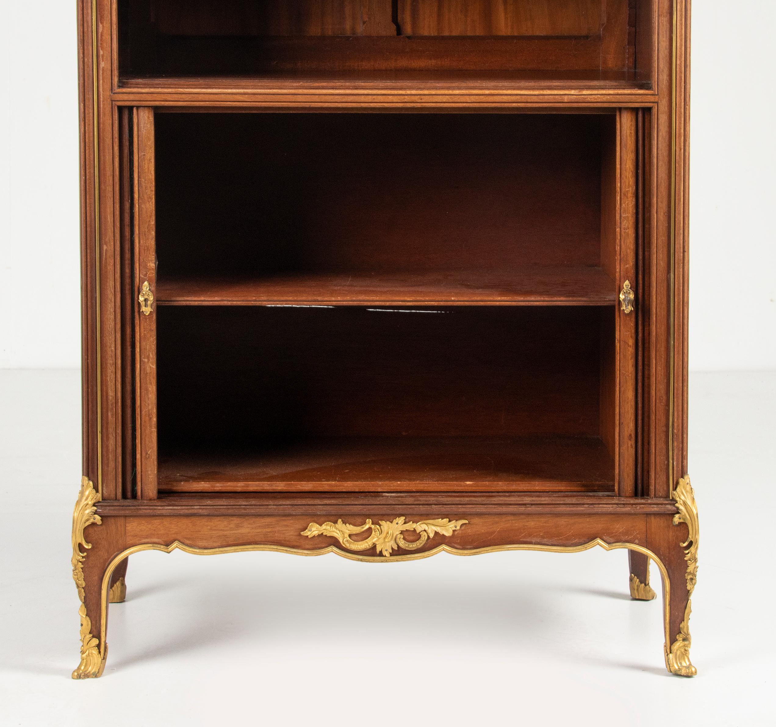 19. Jahrhundert Napoleon III Tambour-Tür-Bücherregal (Handgeschnitzt) im Angebot