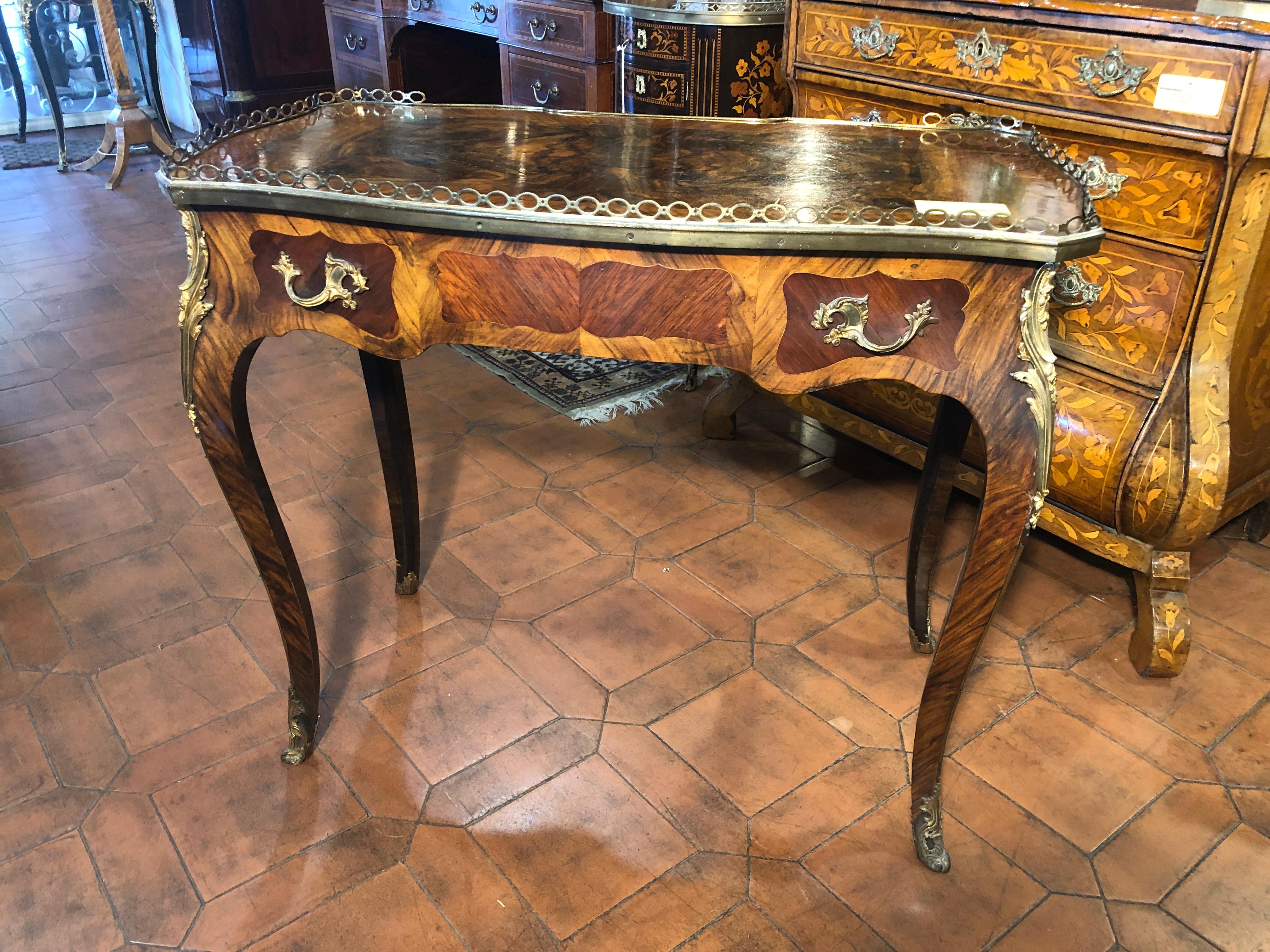 Small French writing desk, from the Napoleon III period, circa 1870. In walnut wood, Louis XV shapes, briarwood and boxwood thread. Bronzes, of excellent quality, coeval to the piece of furniture. Bronze railing that takes the entire edge of the