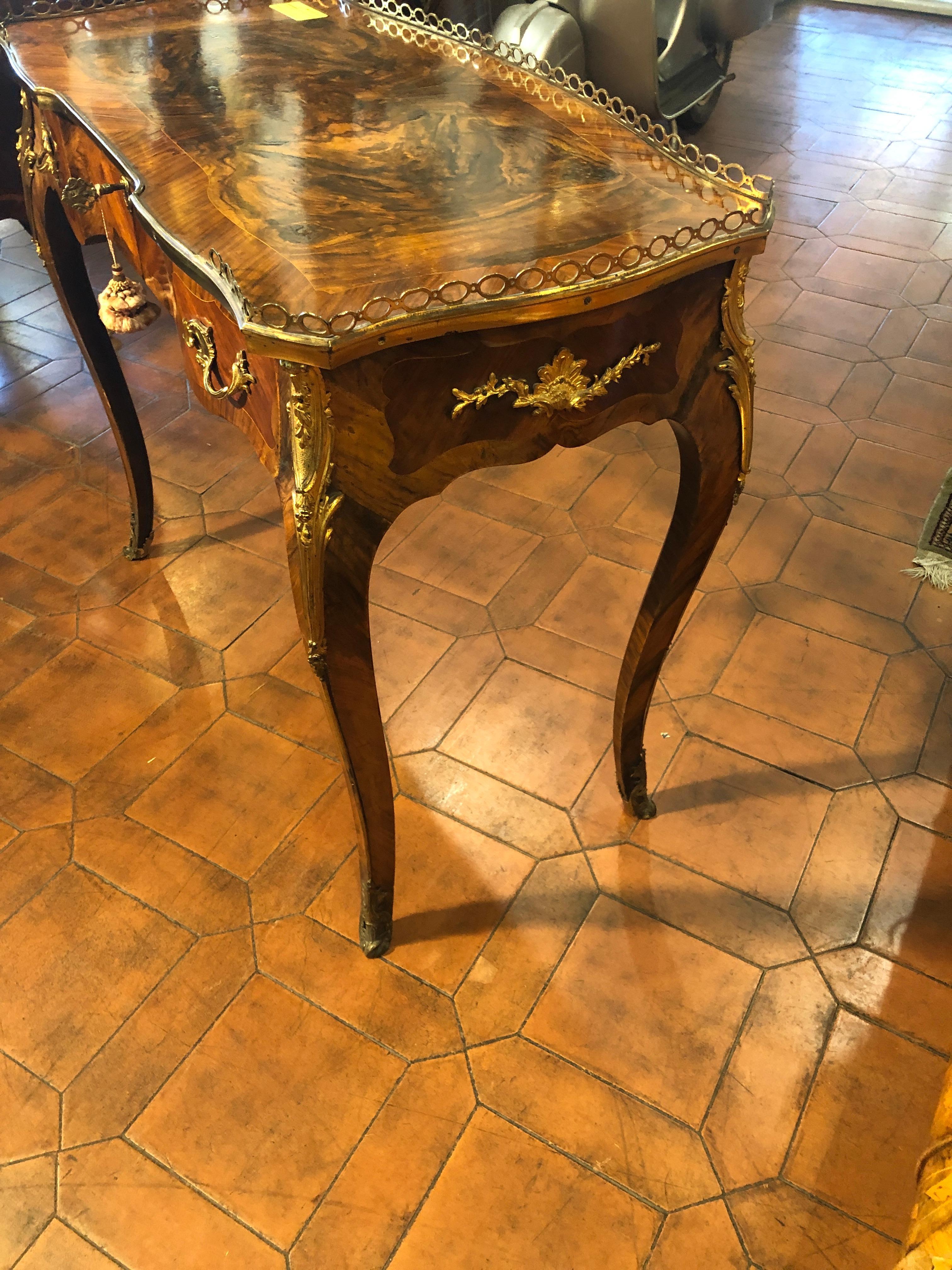 19th Century Napoleon III Walnut and Root Writing Table, 1870s In Good Condition In Roma, RM
