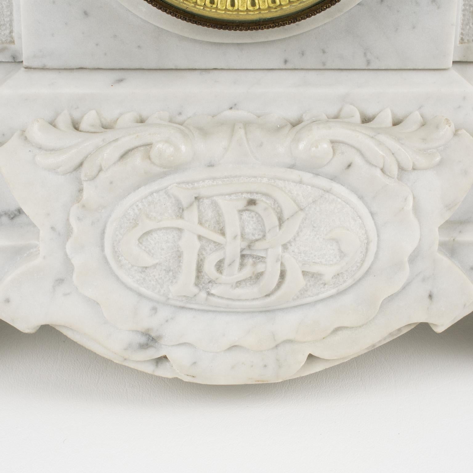 Napoleon III.-Kaminuhr-Set aus weißem Carrara-Marmor von Bondat France, 19. Jahrhundert (Spätes 19. Jahrhundert) im Angebot