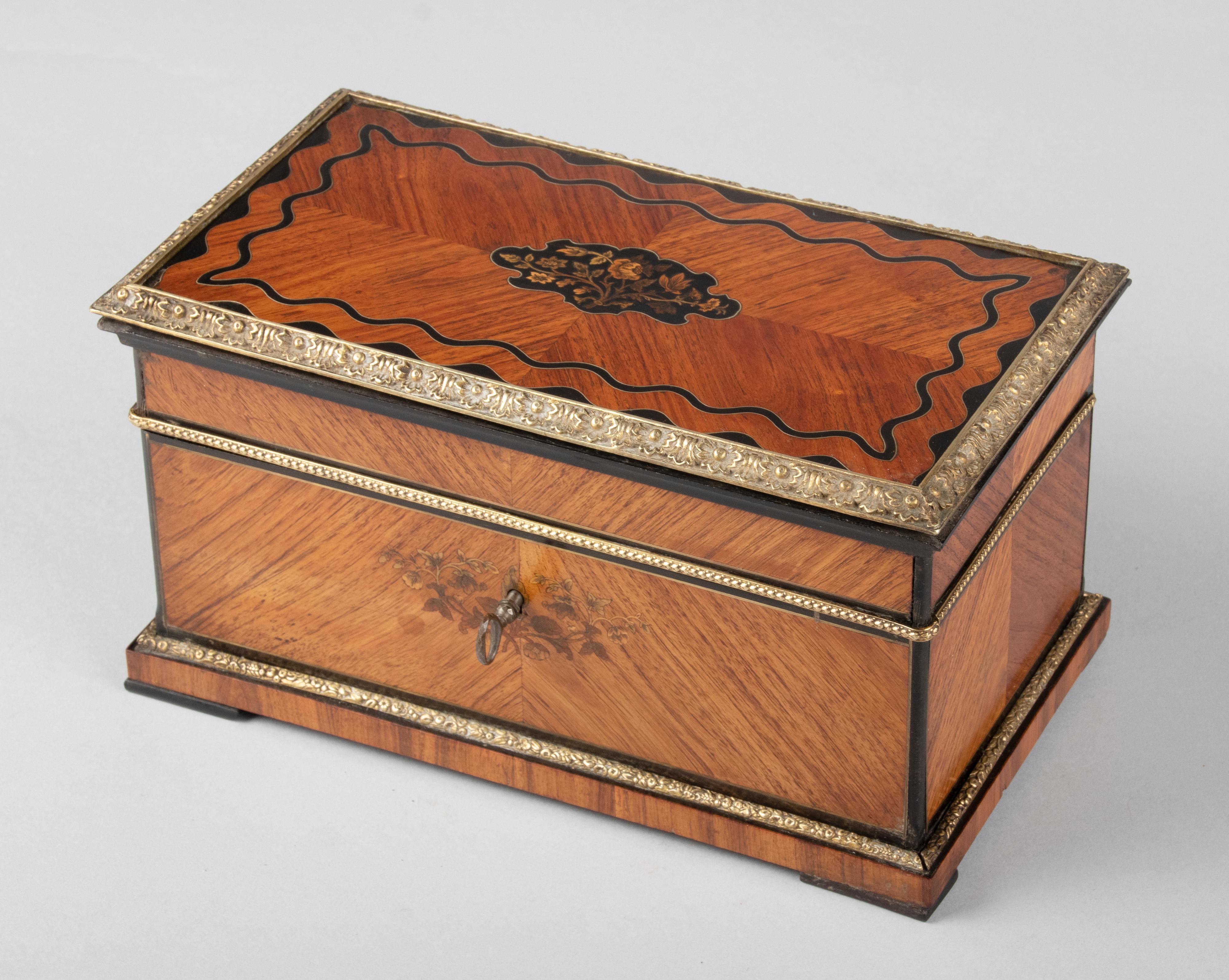 Cucharilla de té de marquetería de madera Napoleón III del siglo XIX en venta 2