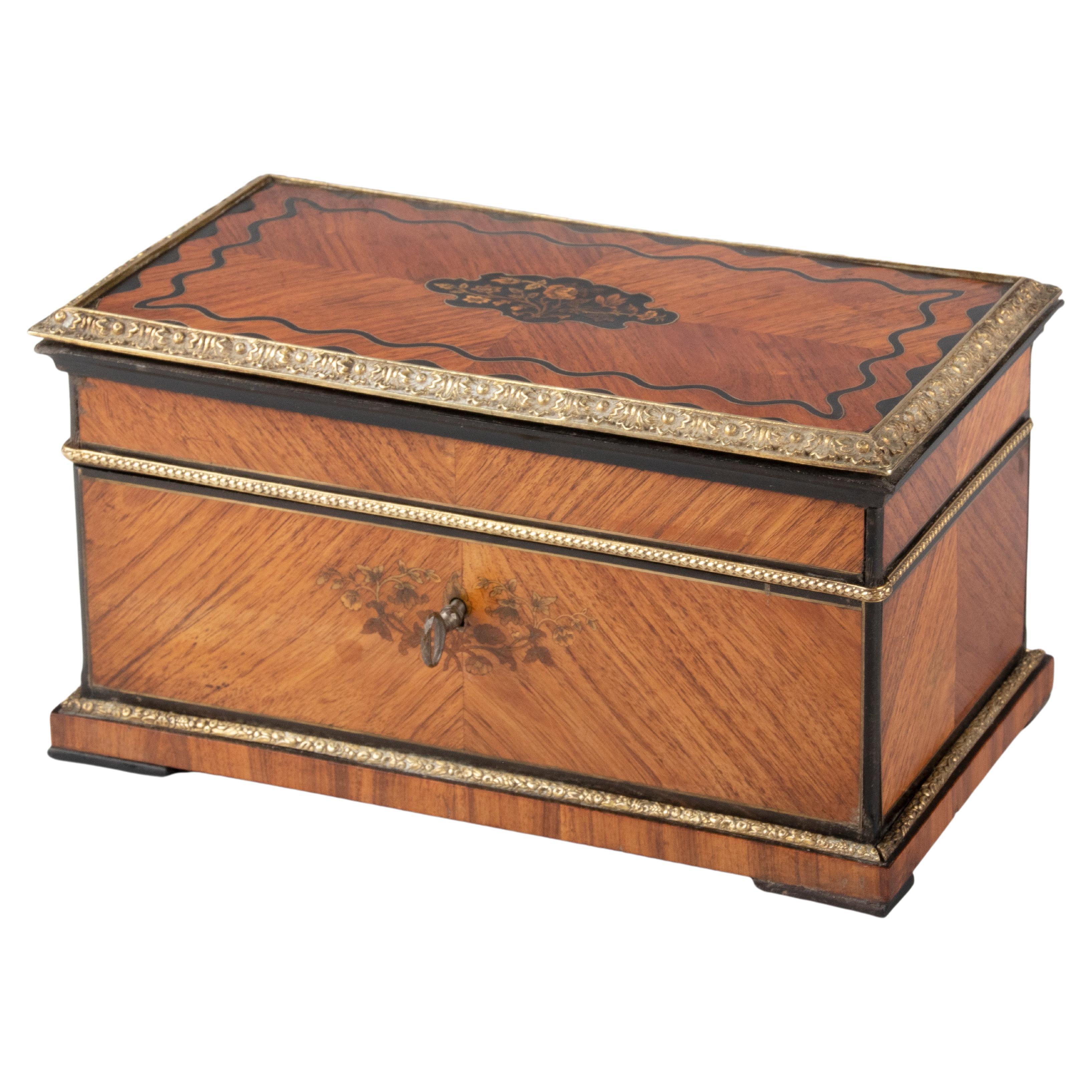 Boîte de jeu ancienne Napoléon III en laiton et marqueterie de bois de  ronce En vente sur 1stDibs