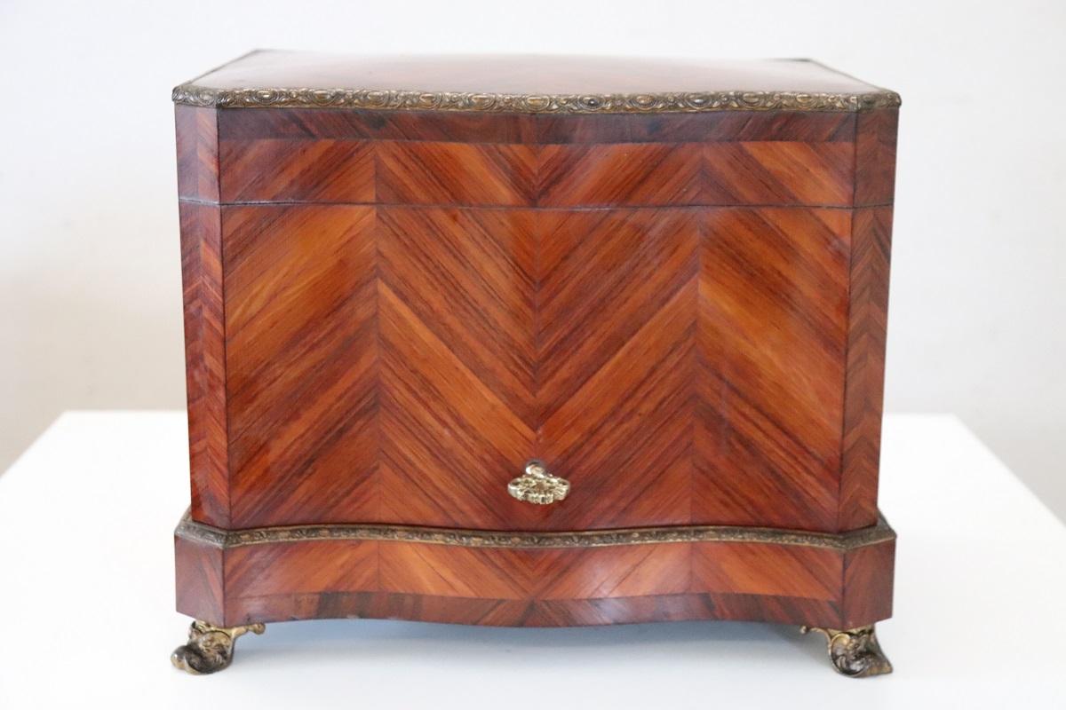 Nous vous présentons cette ancienne caisse à liqueurs, un bijou de collection ! Réalisé dans le dernier quart du XIXe siècle, il présente des caractéristiques stylistiques typiques de la période Napoléon III.

L'étui est en placage de bois fin au
