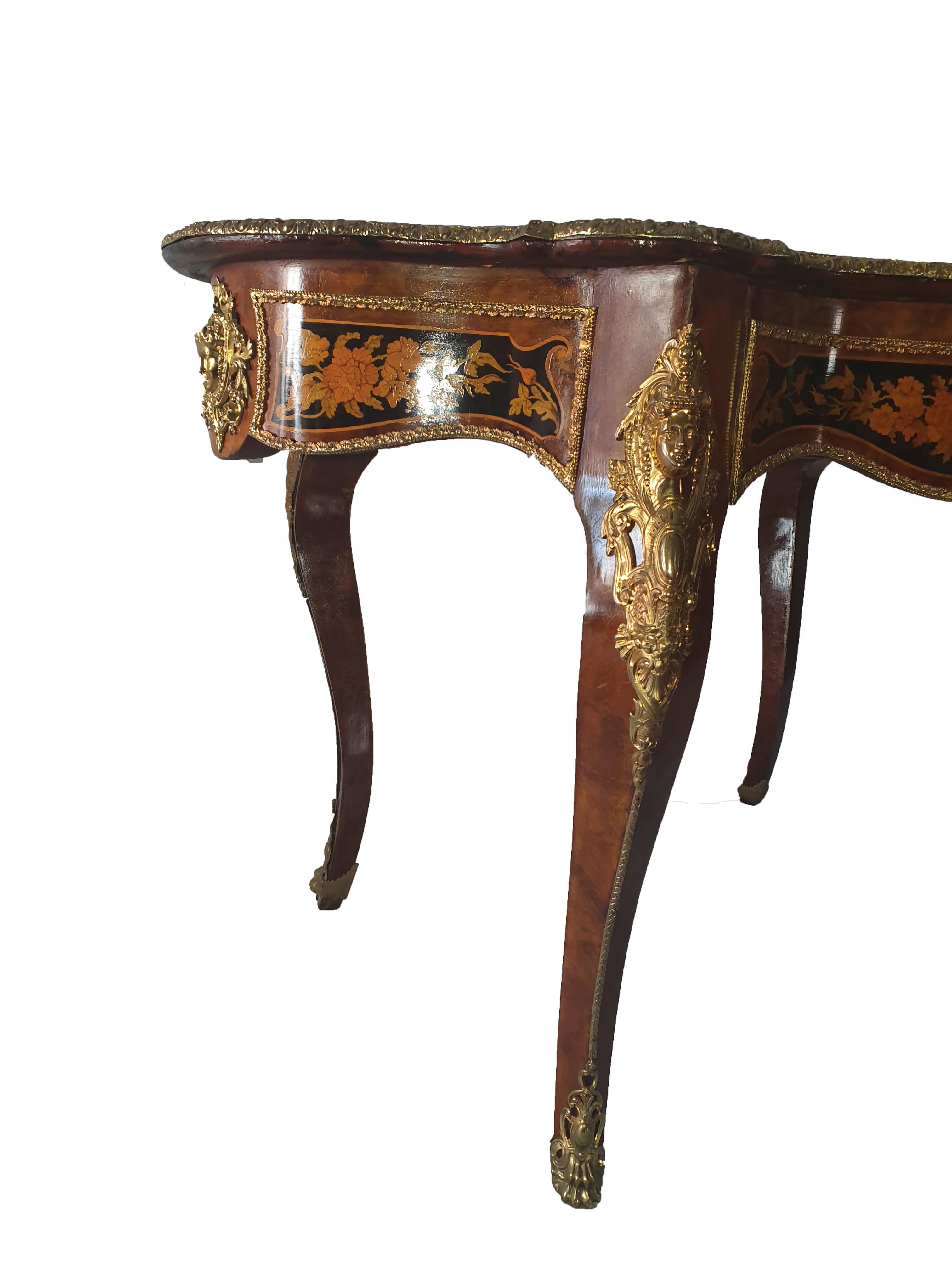 Français Bureau Napoléon III du 19ème siècle incrusté de Wood Wood, bronze doré en vente