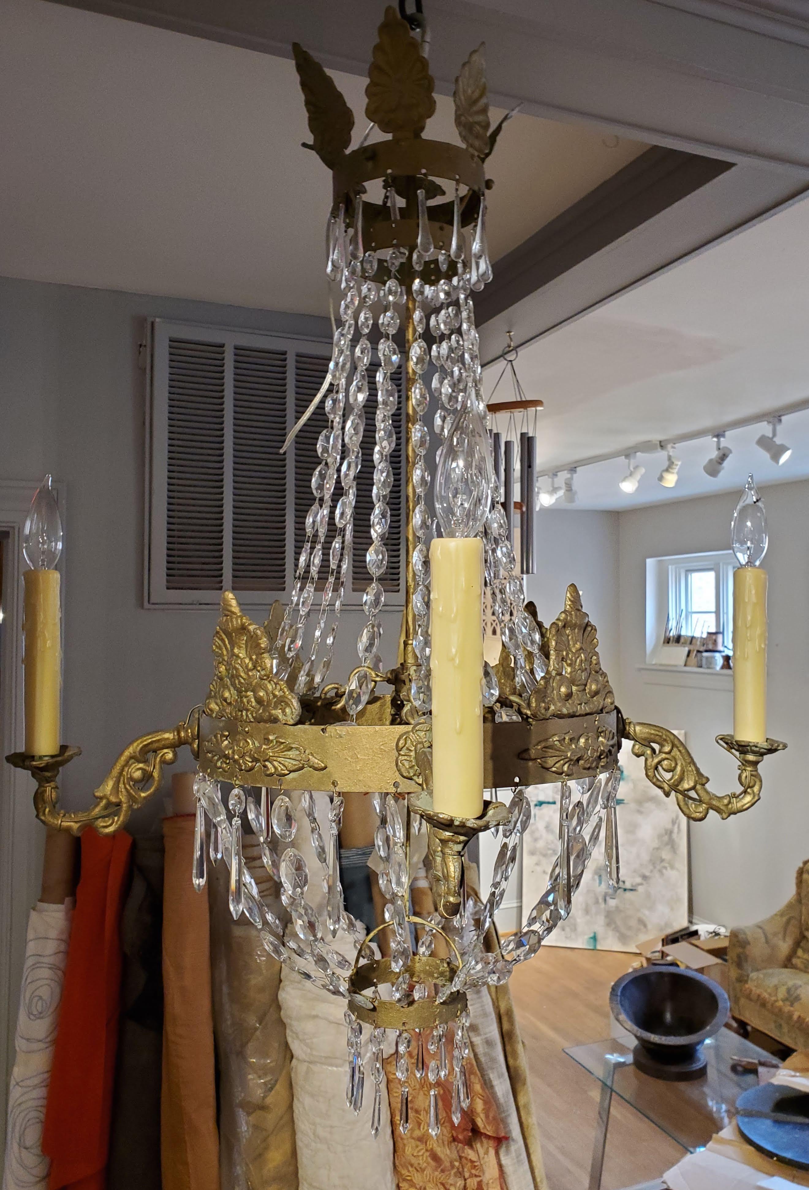 Dieser wunderschöne napoleonische Kronleuchter aus dem 19. Jahrhundert aus bemaltem Zinn mit zarten Kristallgirlanden und -blumen verleiht Ihrem Zimmer einen Hauch von Glamour. Muss neu verkabelt werden - kann auf Anfrage und gegen Aufpreis erledigt