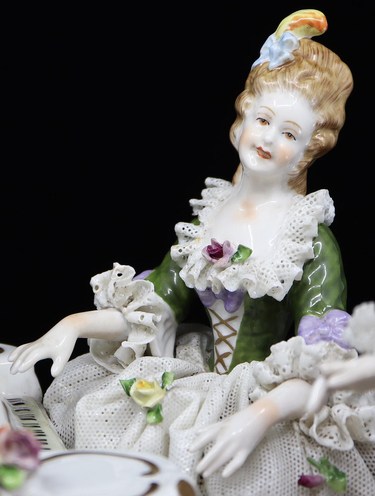 Siglo XIX, Grupo Musical de Figuras de Porcelana Pintadas a Mano de Nápoles en Bueno estado para la venta en Lantau, HK