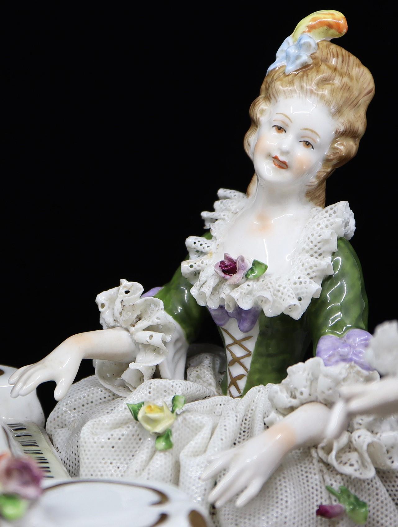 XIXe siècle Groupe musical du 19ème siècle, figure en porcelaine peinte à la main de Napoli en vente