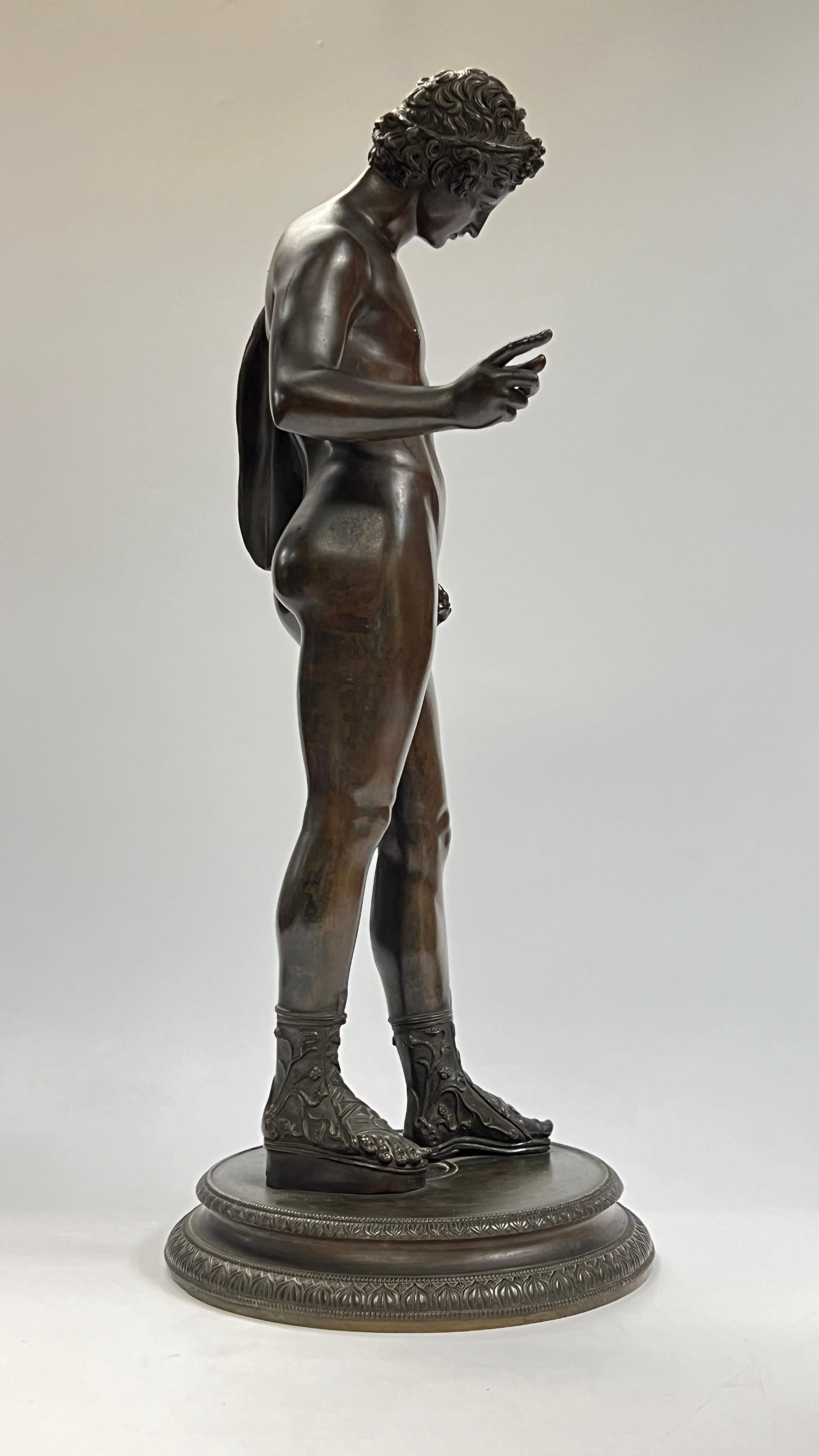 Eccezionale statua in bronzo antica (fine del XIX secolo) di Narciso, modellata e fusa secondo l'originale greco antico, con patina marrone scuro e misura 24 pollici di altezza.  Senza segno.