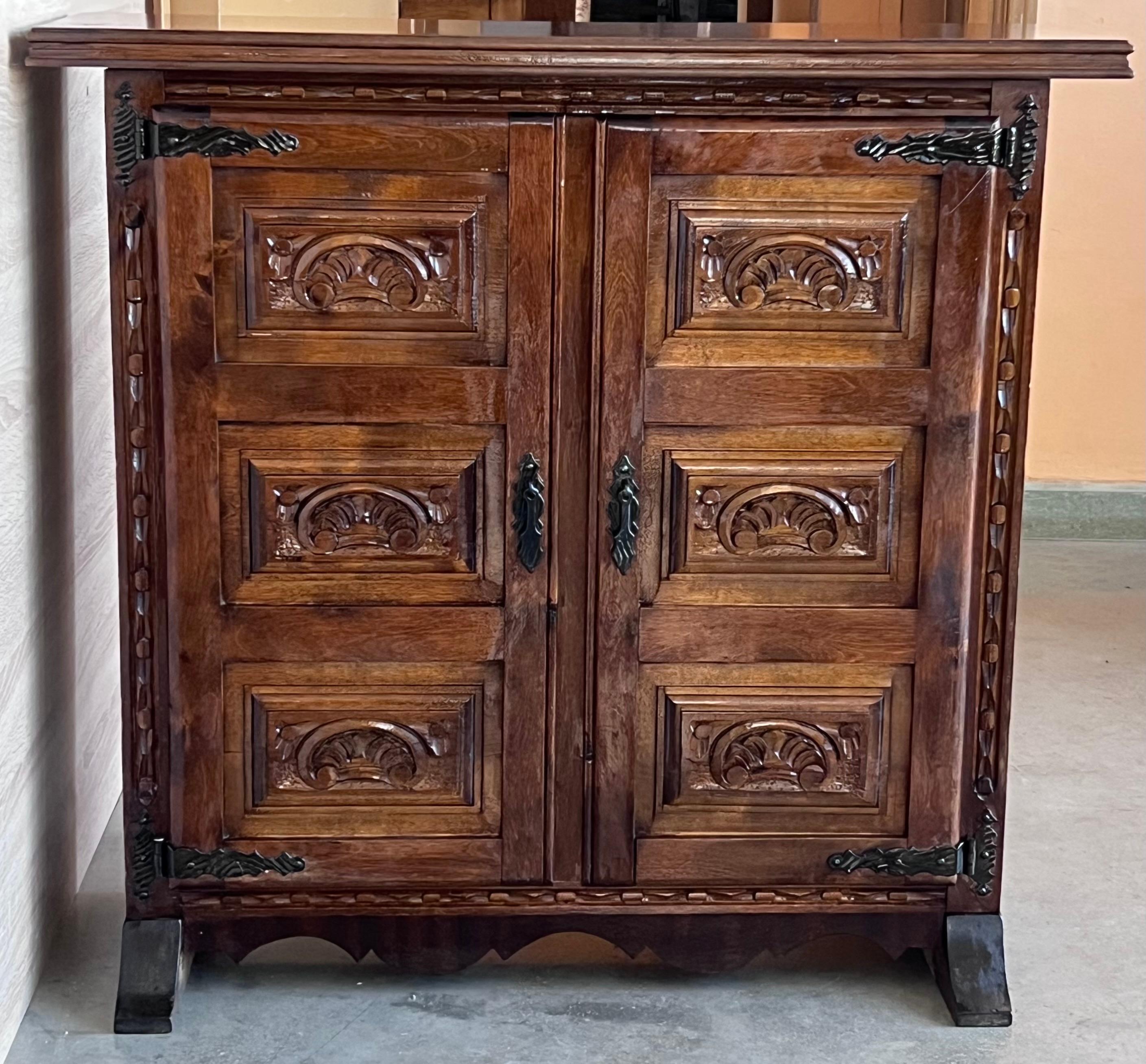 Fin du XIXe siècle Crédence ou buffet baroque espagnol catalan étroit du 19ème siècle en noyer sculpté en vente