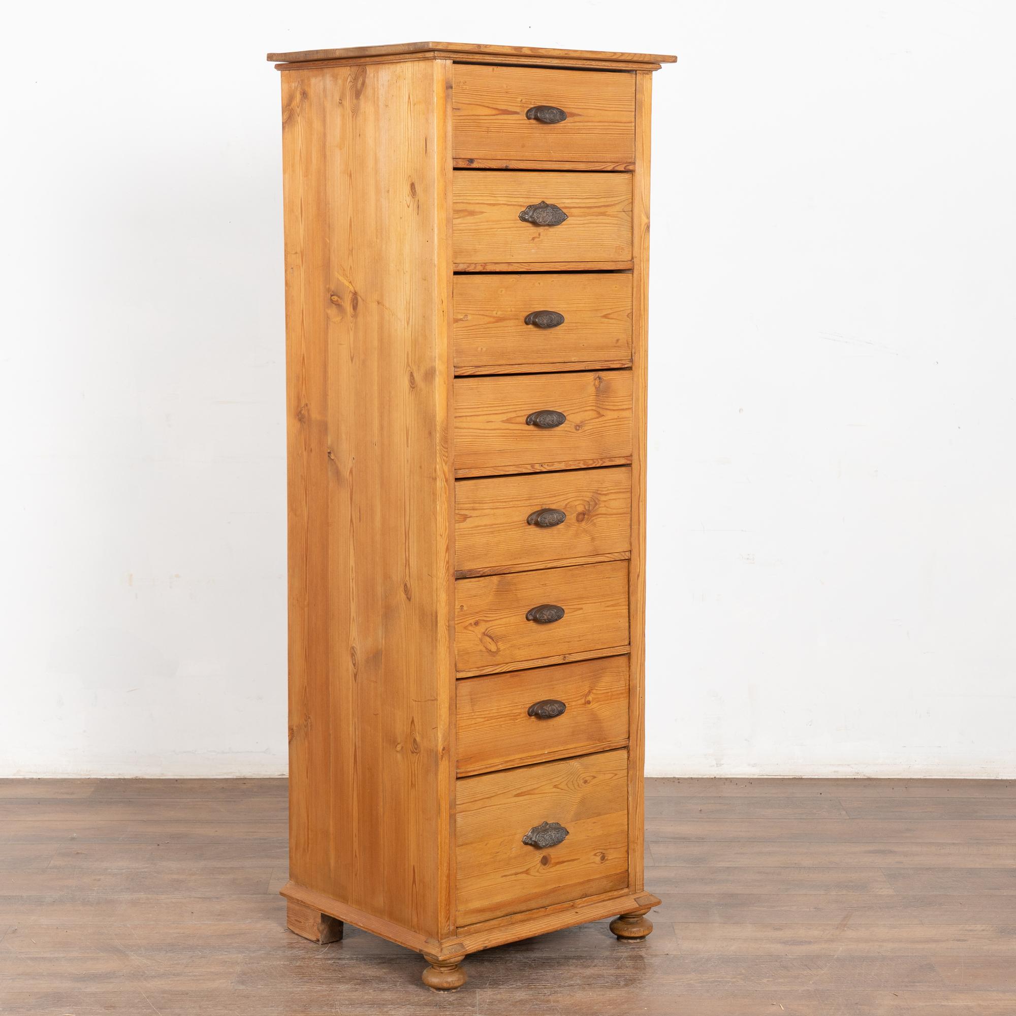 Cette commode étroite en pin de 5 pieds de haut comporte 8 tiroirs, ce qui permet un rangement idéal dans un espace restreint.
Cette commode étroite est restaurée, solide, stable et prête à l'emploi ; tous les tiroirs fonctionnent. Une finition