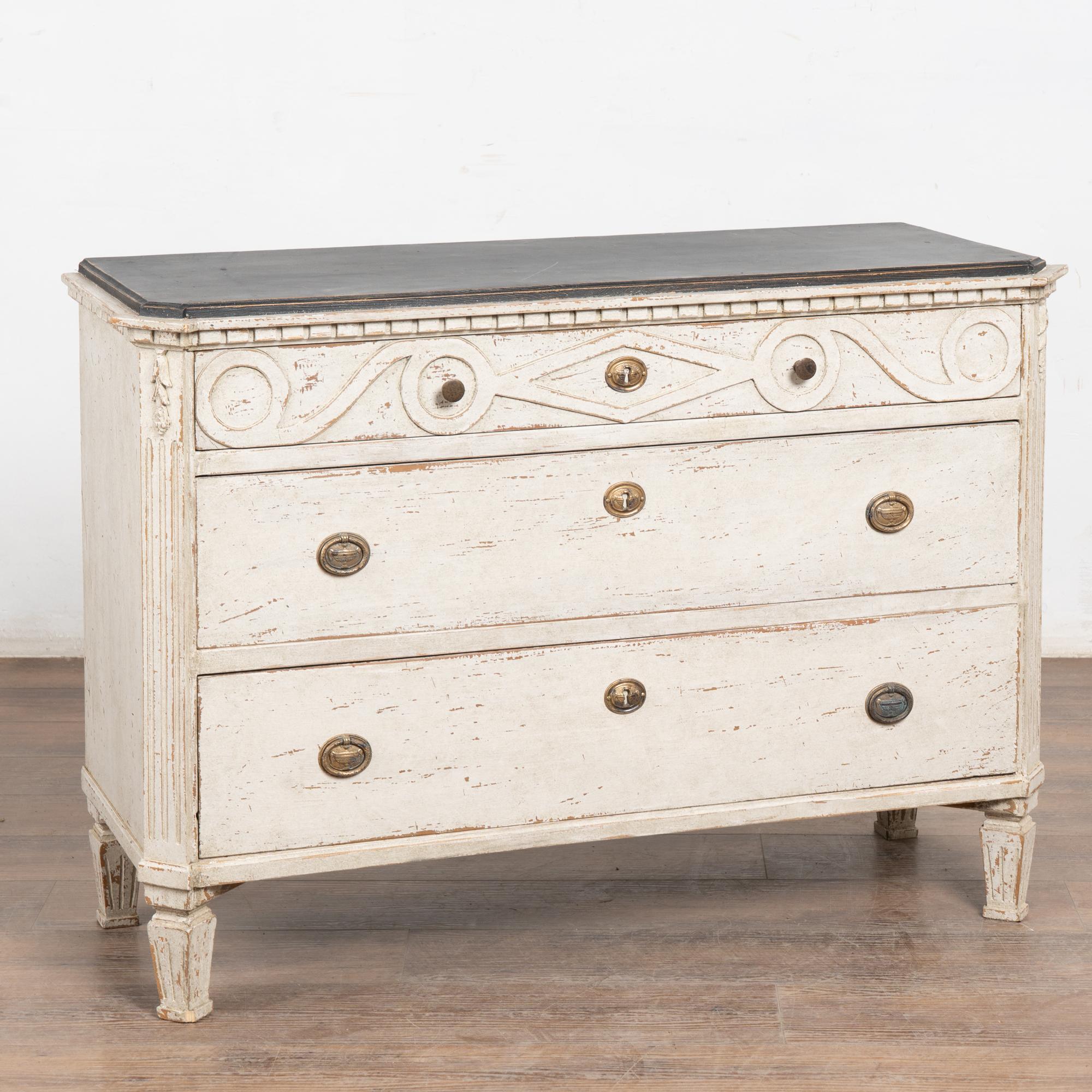 Cassettiera gustaviana decorativa in pino con tradizionale modanatura a dentello intagliata, montanti laterali scanalati a sbalzo, cassetto superiore decorativo, il tutto sollevato su quattro piedi scanalati affusolati.
Restaurata, successivamente