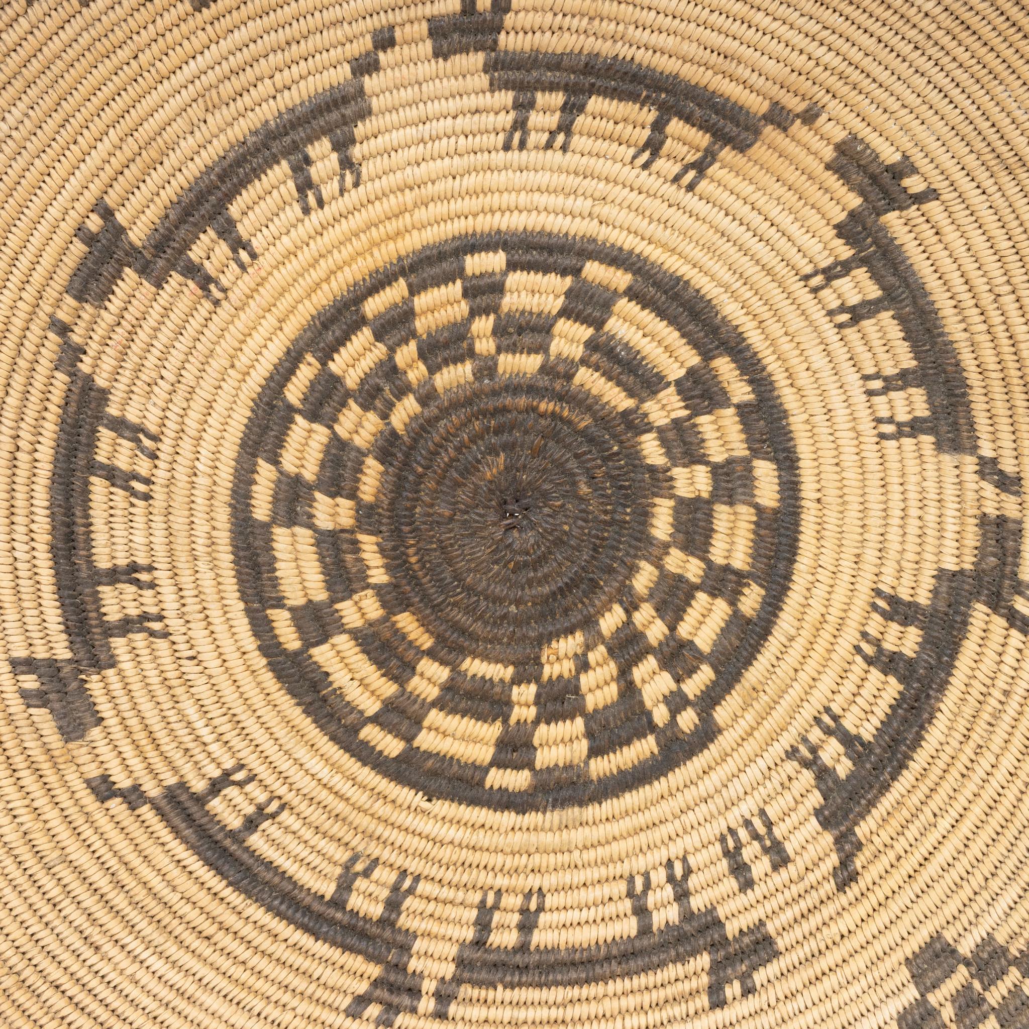 Nativo americano Vassoio pittorico dei nativi Apache del XIX secolo in vendita