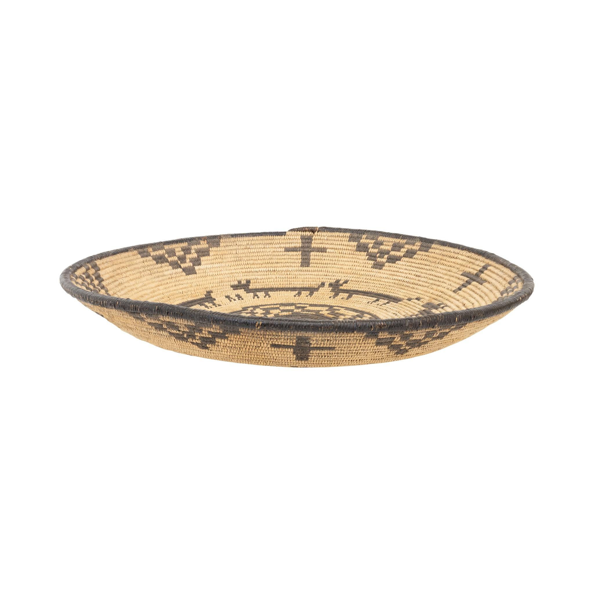 Americano Vassoio pittorico dei nativi Apache del XIX secolo in vendita