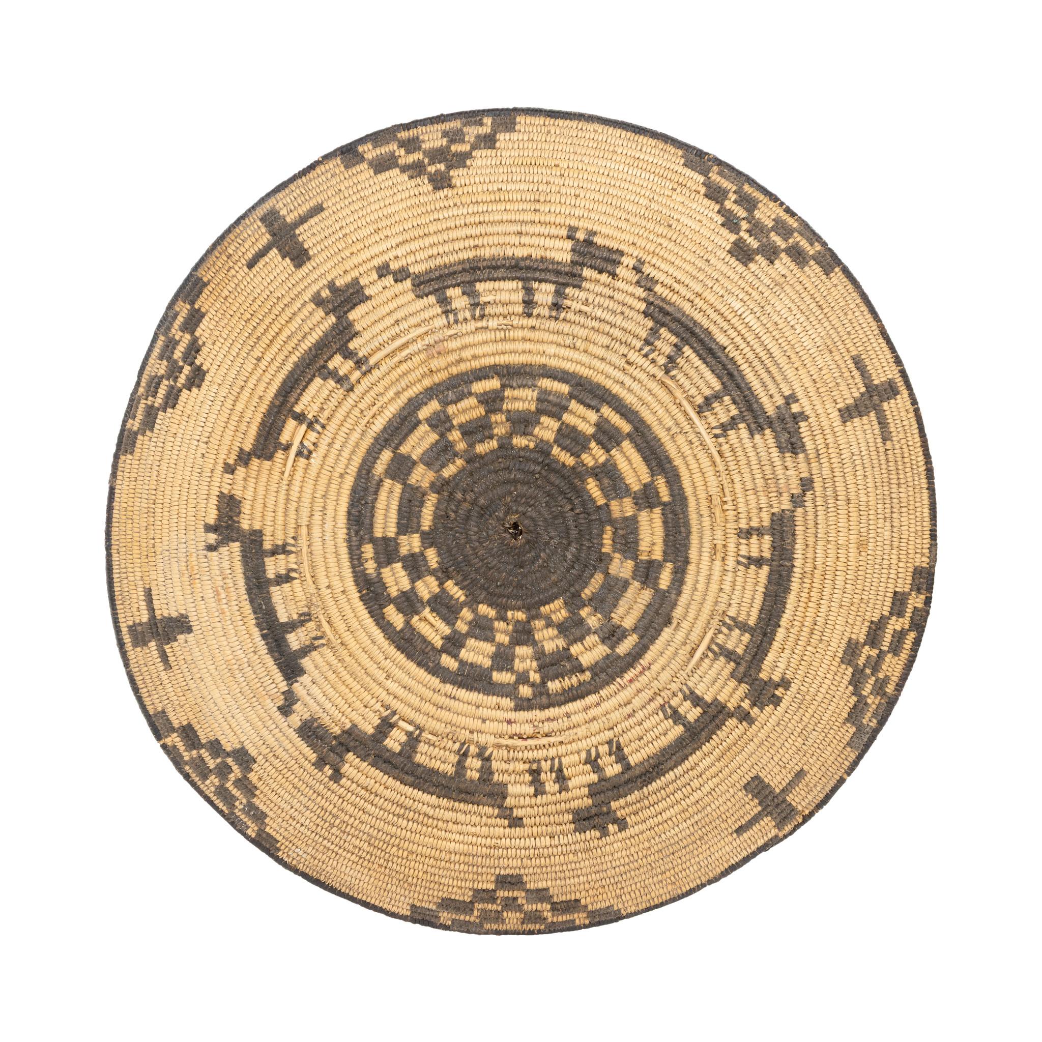 Vassoio pittorico dei nativi Apache del XIX secolo In condizioni buone in vendita a Coeur d'Alene, ID